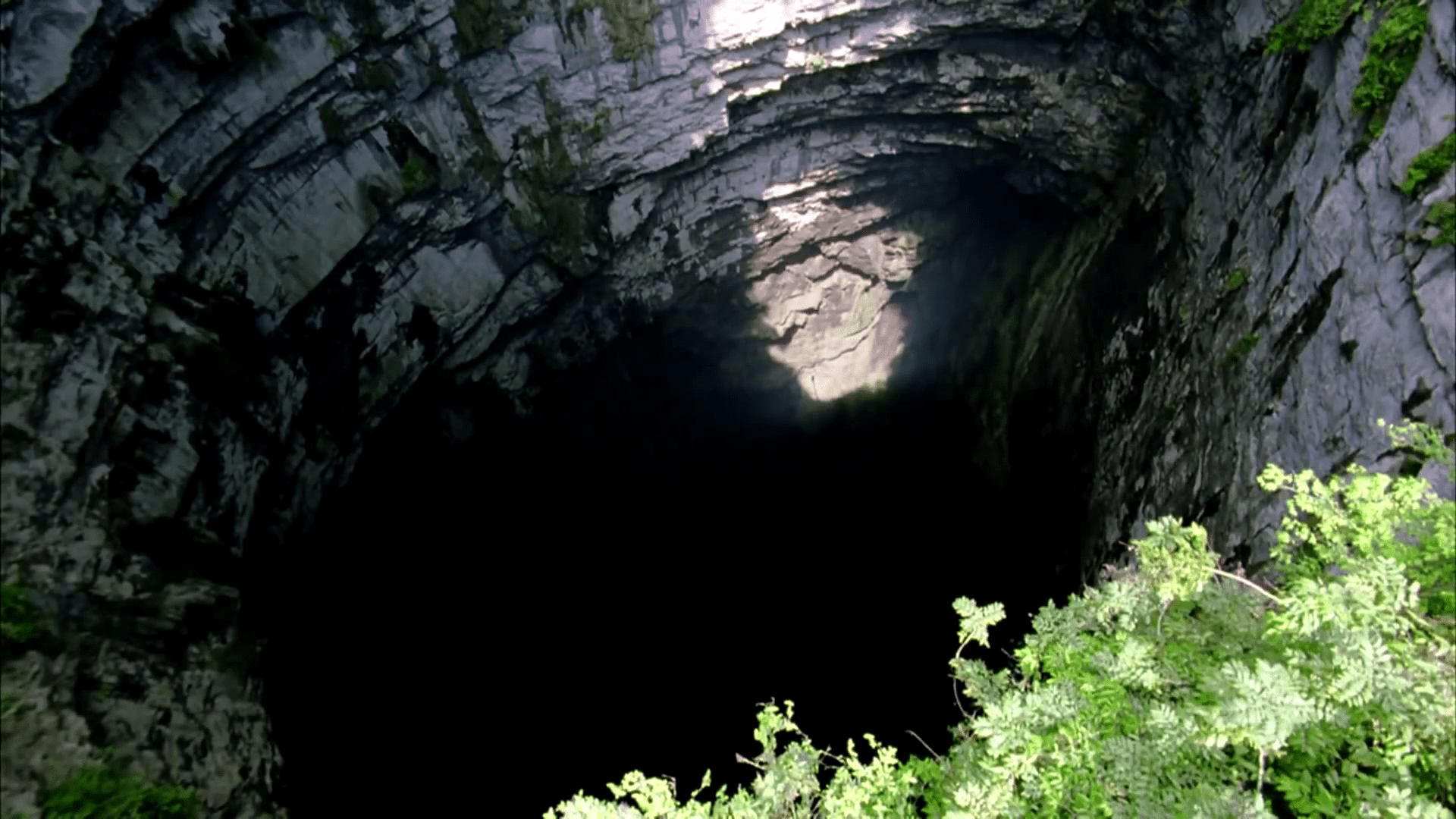 1920x1080 HD Nature's Depth: Majestic Cave Entrance Wallpaperx1080