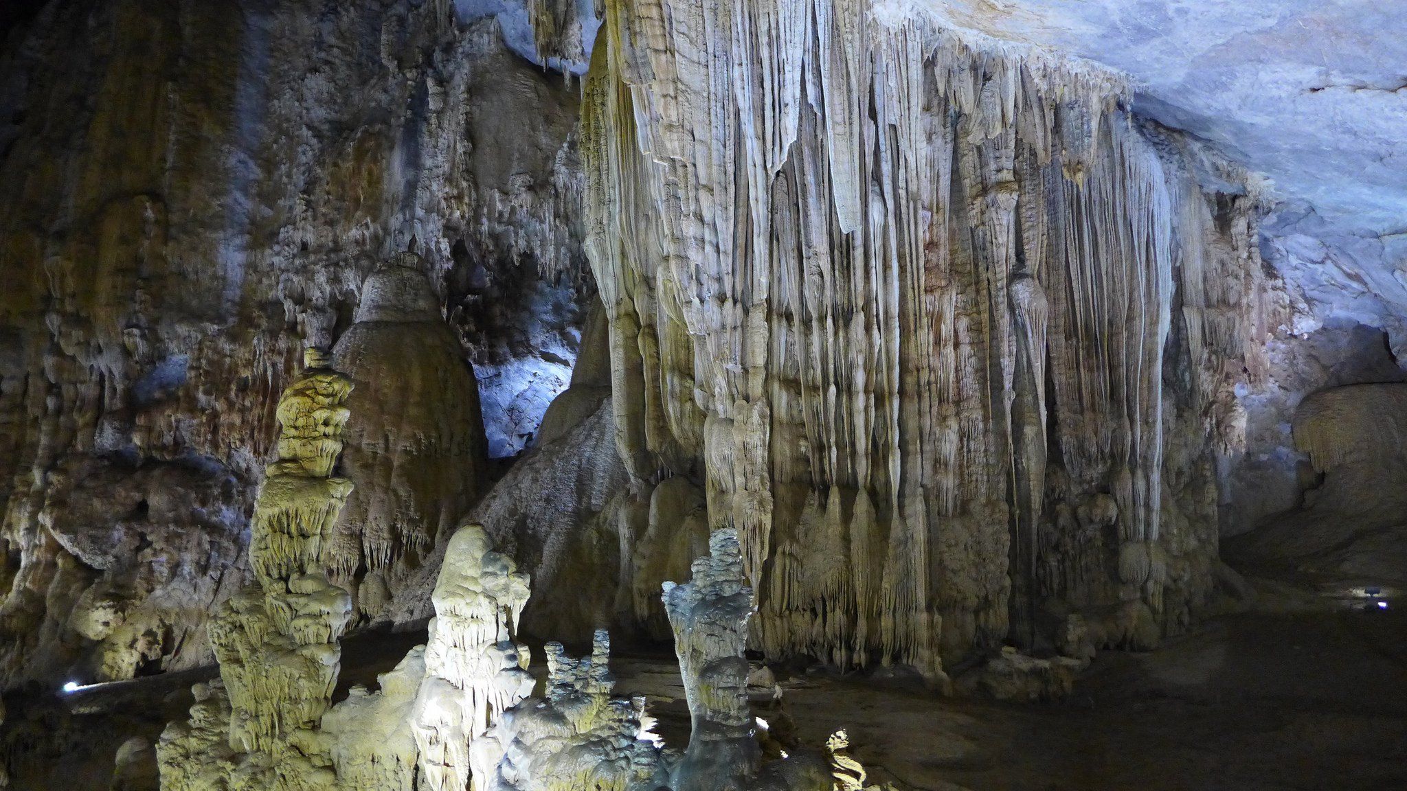 2048x1152 cave, Entrance, Grotto, Stalagmites, Stalagmites, Sous, Terre, Under, Land Wallpaper HD / Desktop and Mobile Background