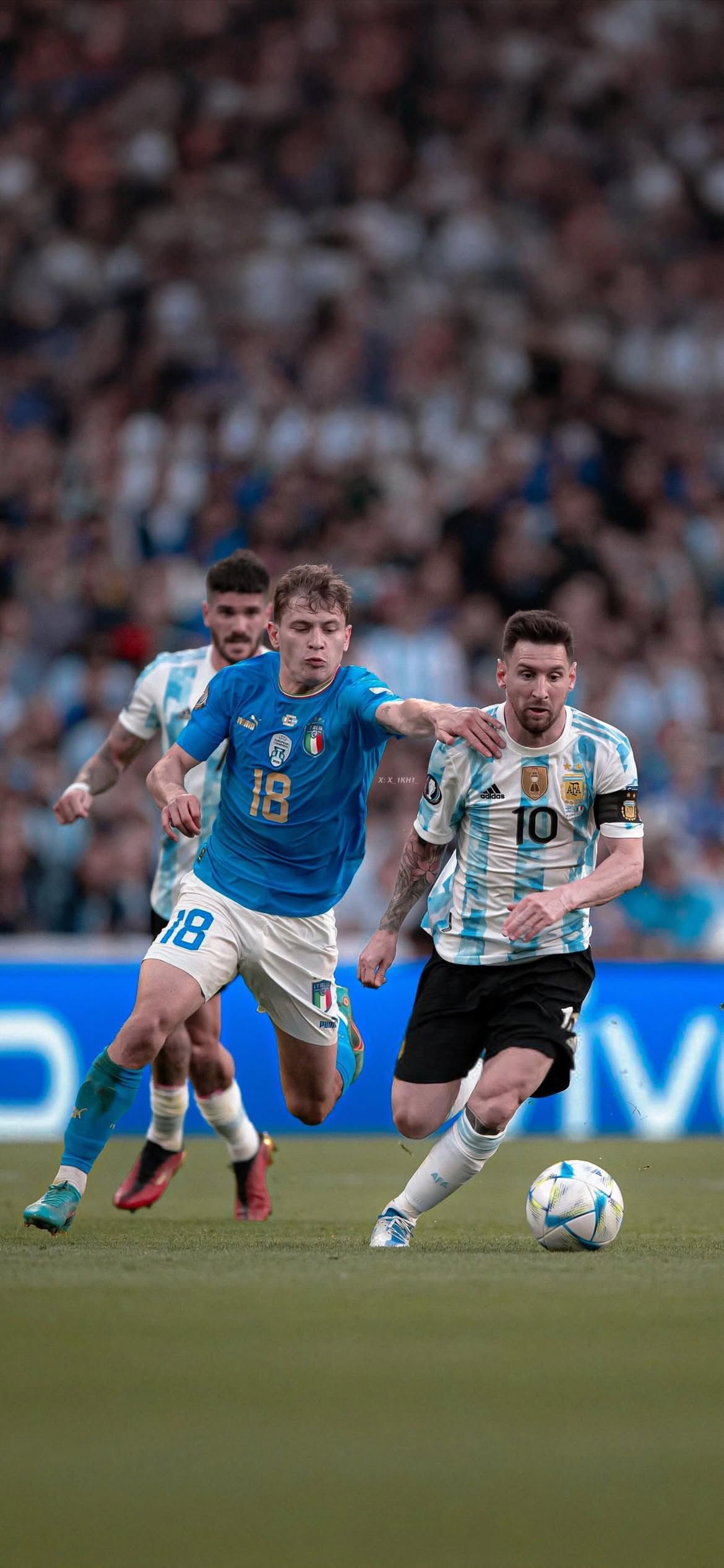 1170x2532 Messi dribbles against Barella in the Finalissima Football Wallpaper