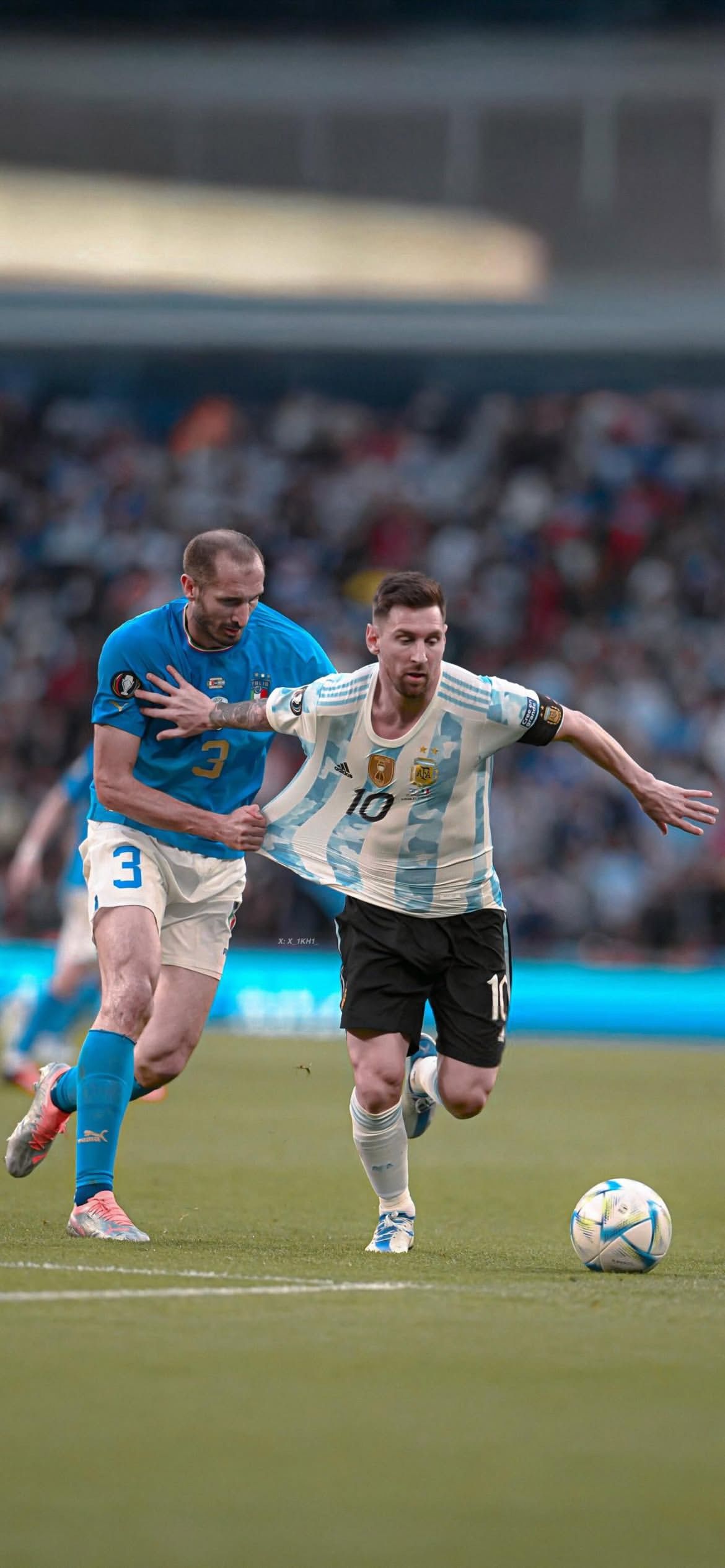 1170x2531 Messi dribbles past Chiellini at Finalissima 2022 Football Wallpaper