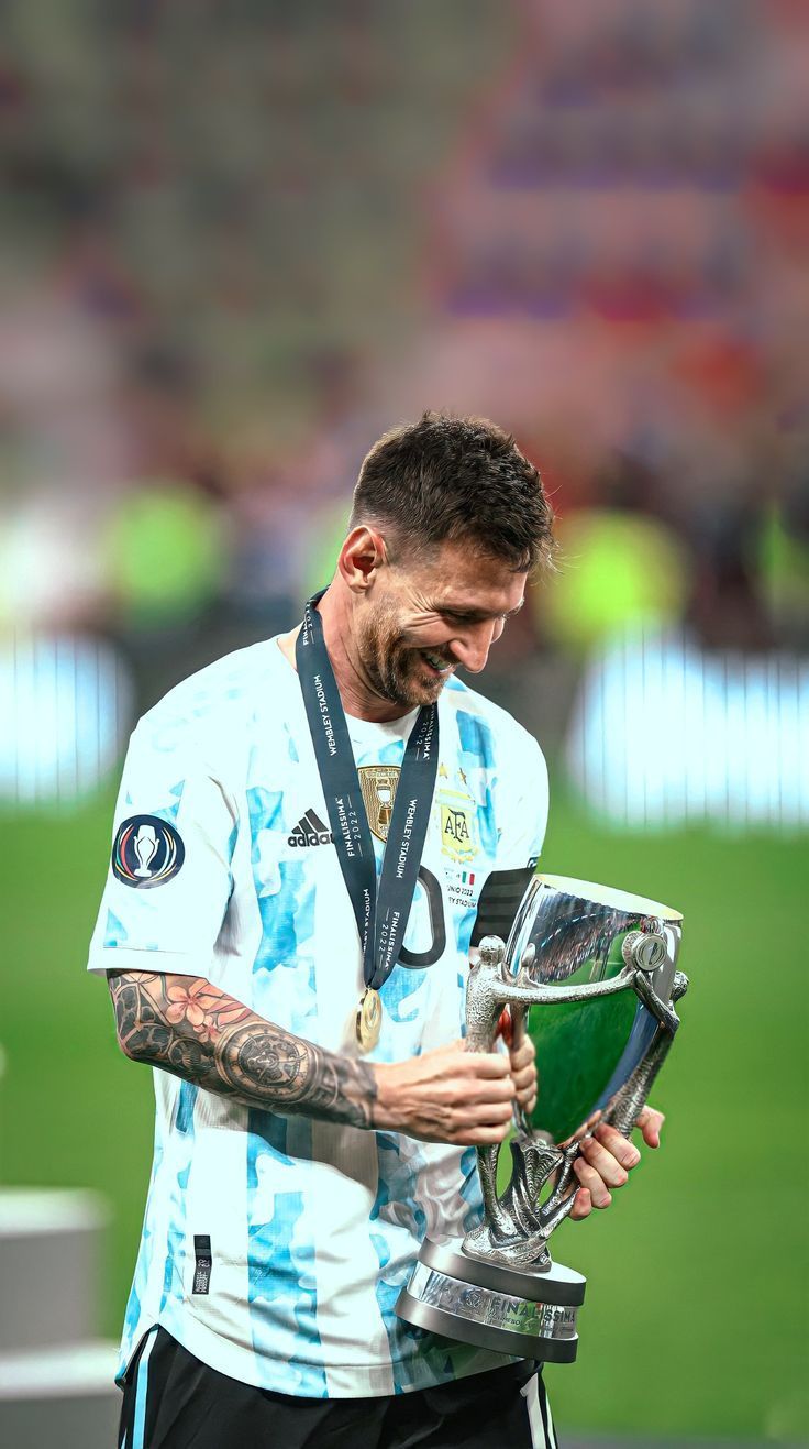 736x1317 Messi with world cup wallpaper. Foto lionel messi, Messi with world cup trophy 4k, Leonel messi
