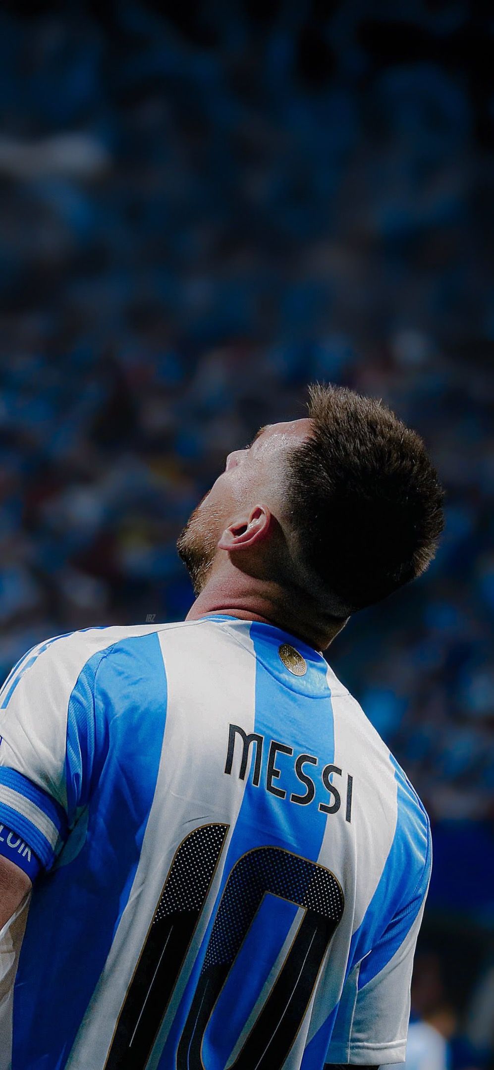 997x2160 Lionel Messi looks up in Argentina kit Football Wallpaper