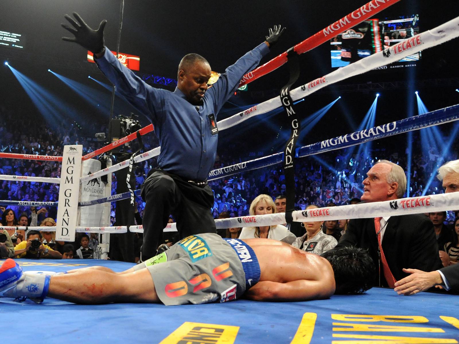 1600x1200 Manny Pacquiao Was Knocked Cold In A Devastating Defeat To Legendary Rival