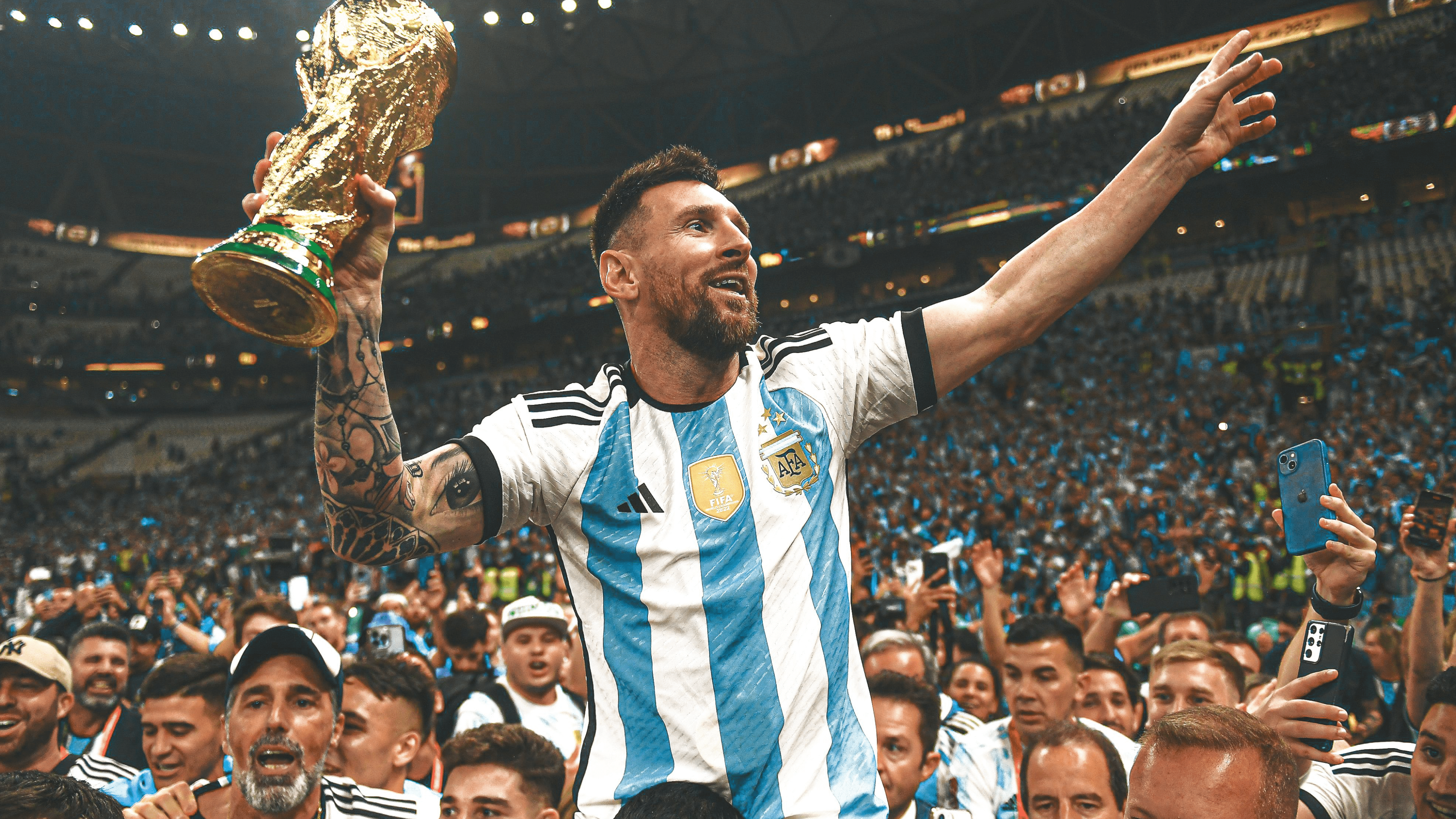 3840x2160 Lionel Messi lifiting the 2022 FIFA World Cup trophy [3840x2160]