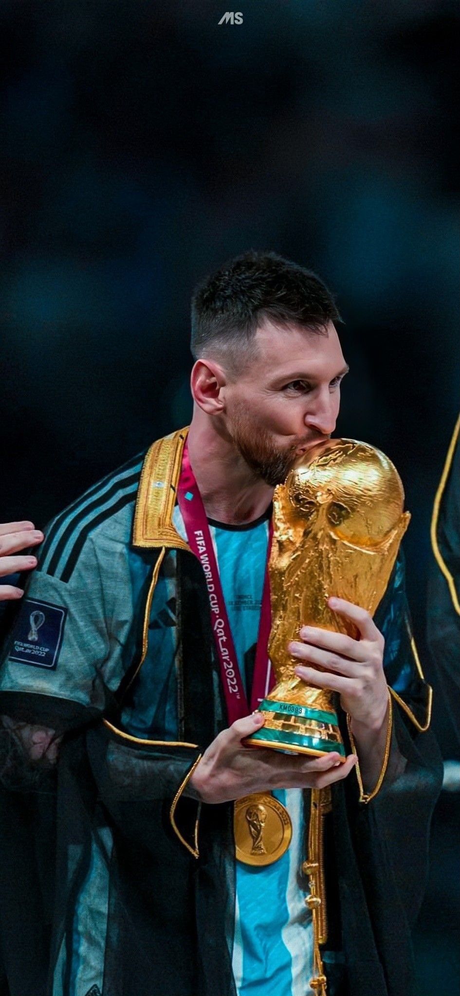 945x2048 Lionel Messi kisses the World Cup trophy (2022) Football Wallpaper