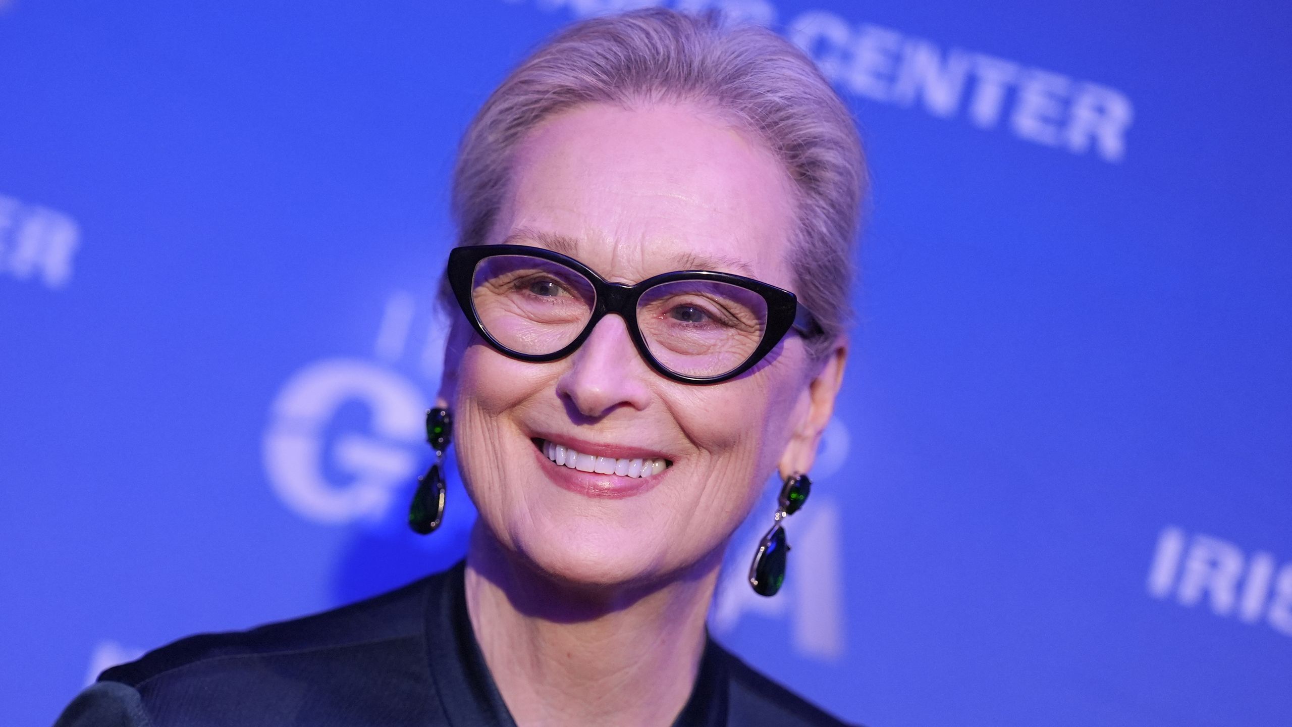 2560x1440 Gird Your Loins: Meryl Streep's Devil Wears Prada Bixie Is Back