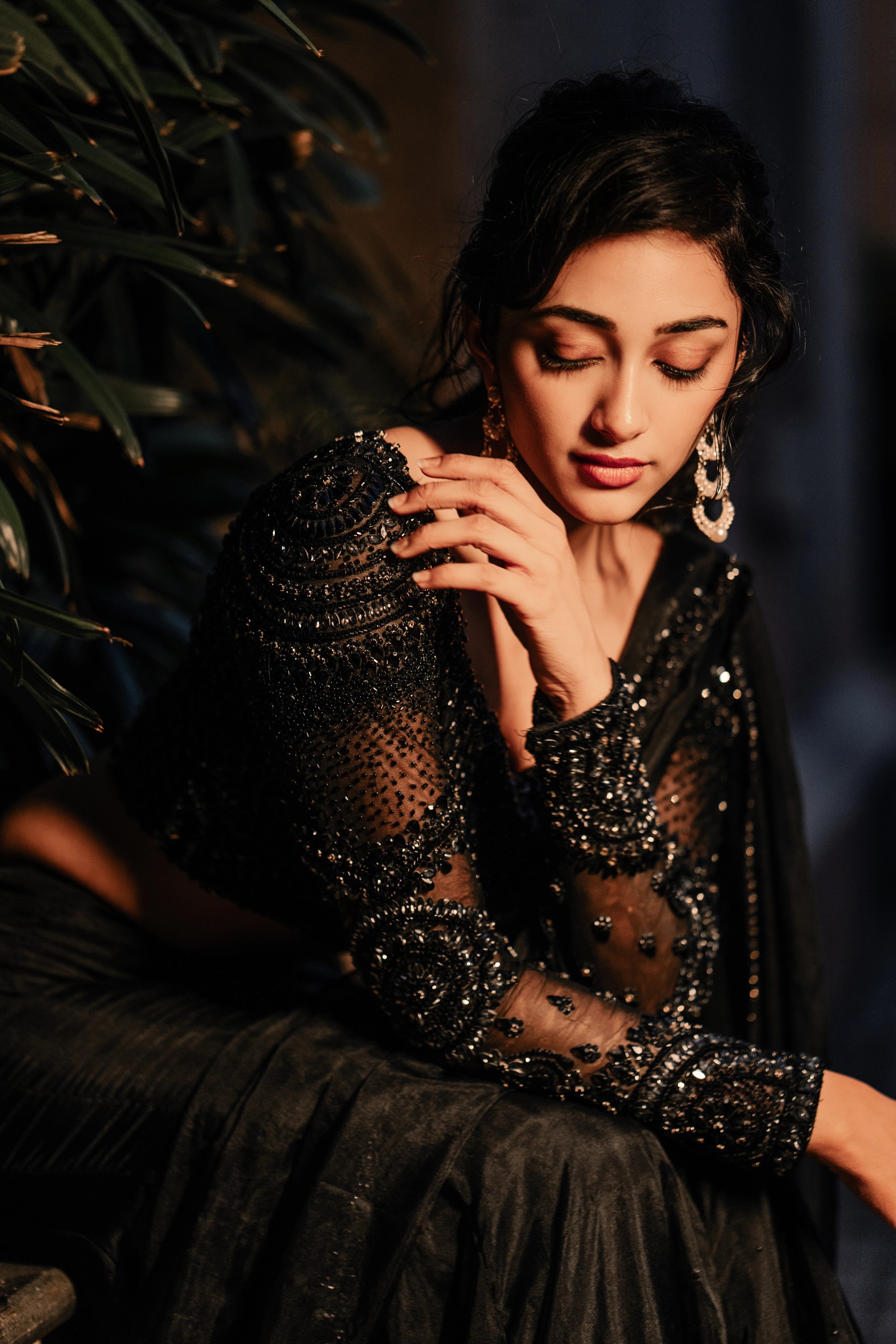 3333x5000 Preity Mukhundhan in Black Mermaid
