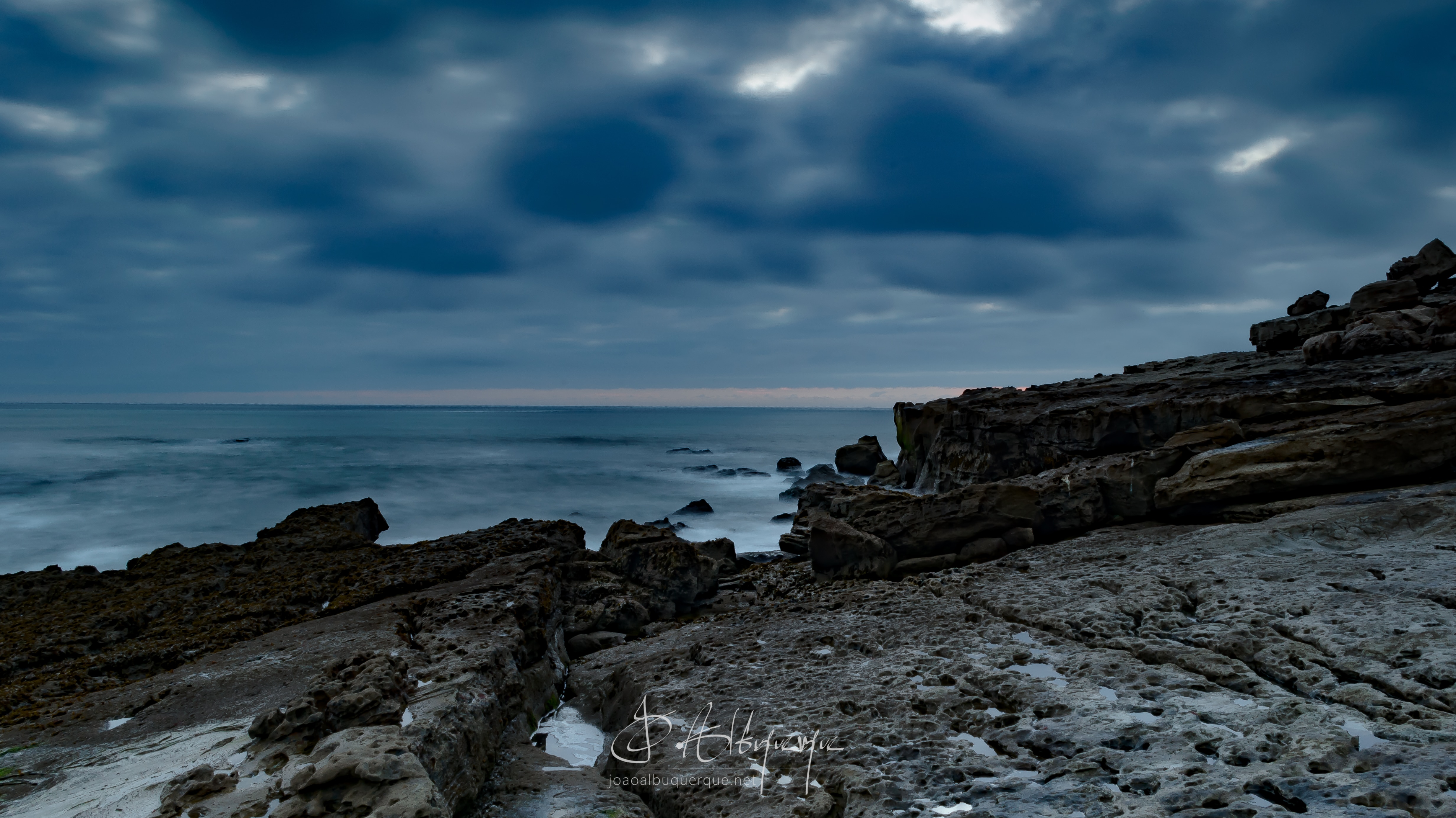 4928x2772 wallpaper. beach, cloudy, cold, ricks, night
