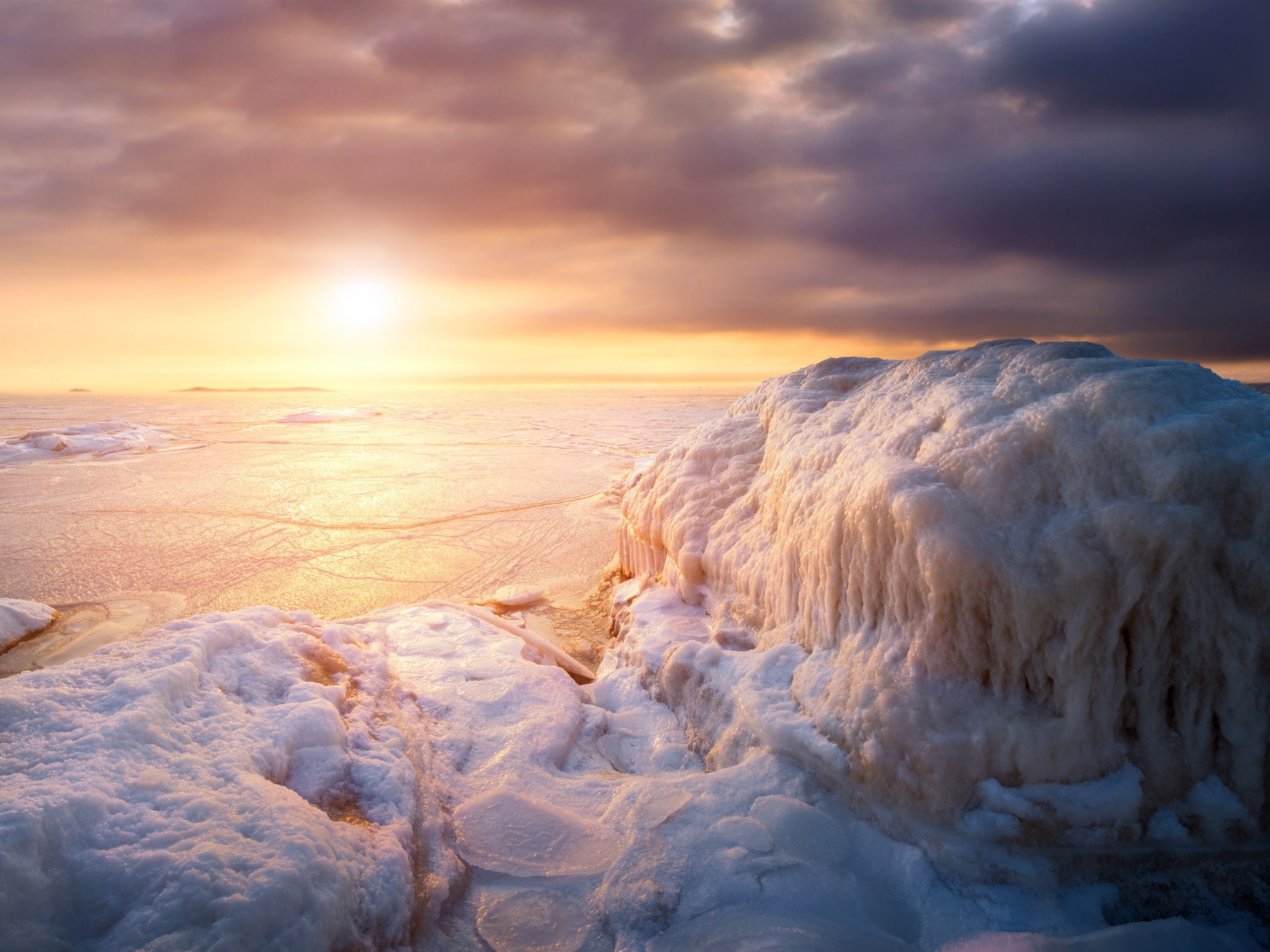 2560x1920 Cold Winter Freeze Coast Beach Sunset