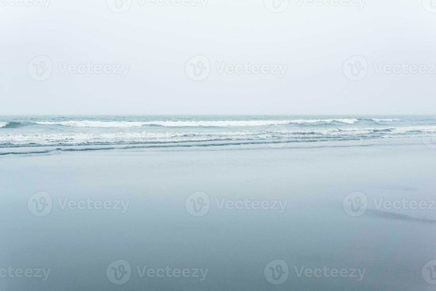 1470x980 foggy seascape, cold ocean shore with a wide beach
