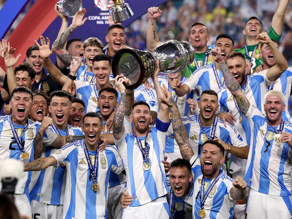 1024x768 Messi was injured, substituted and sobbed as he watched Argentina win the Copa Americ