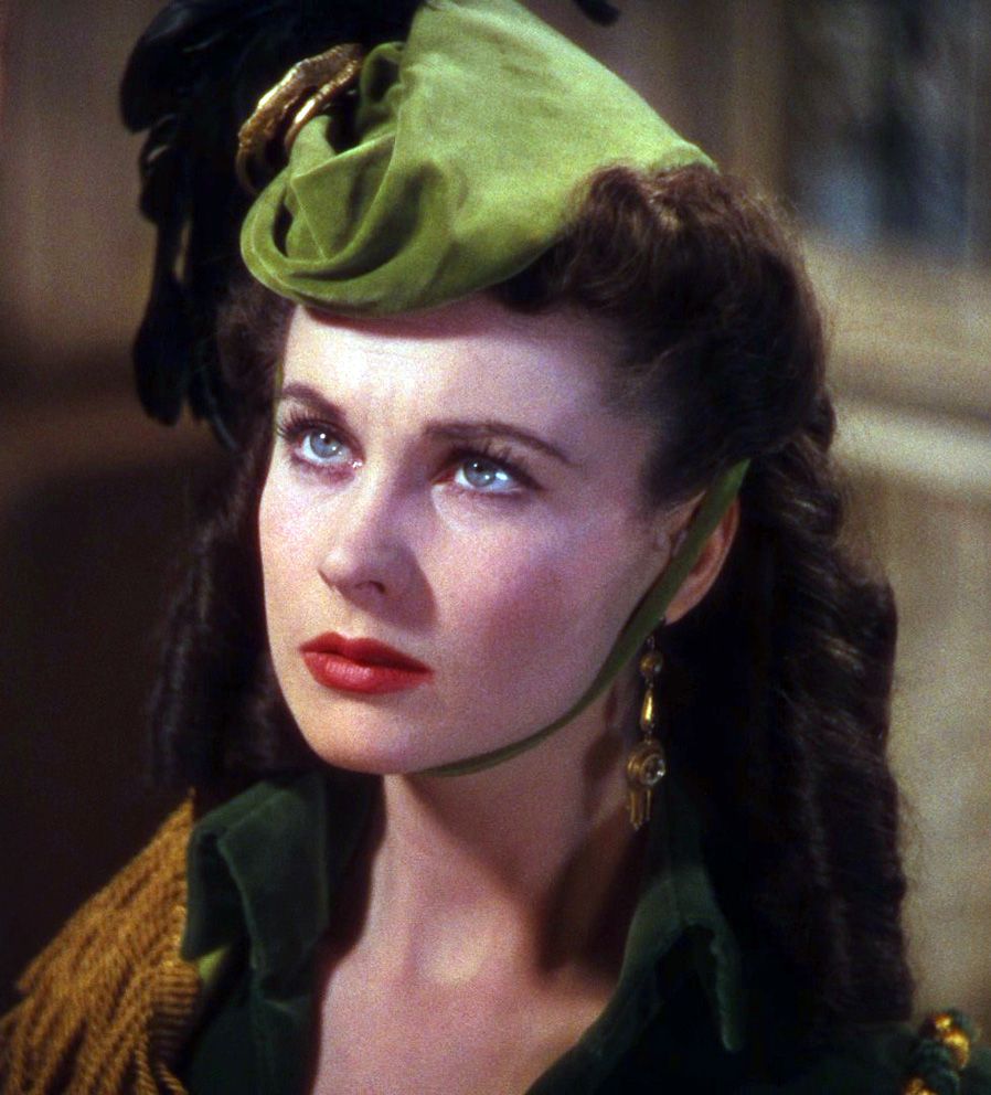 898x992 Scarlett O'Hara. The Lipstick Gal