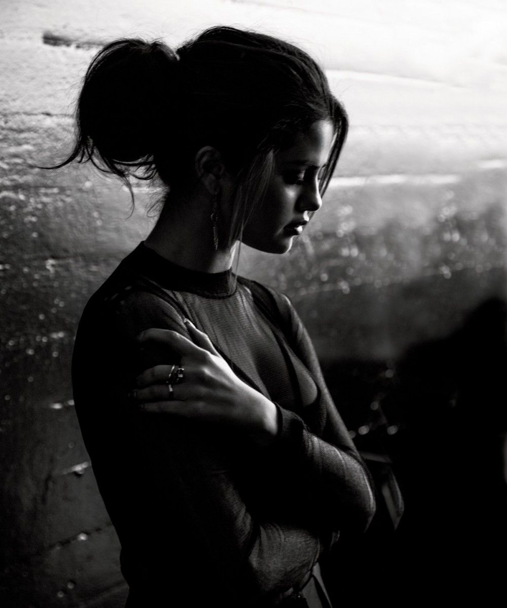 1000x1200 Selena Gomez Black And White Wallpaper
