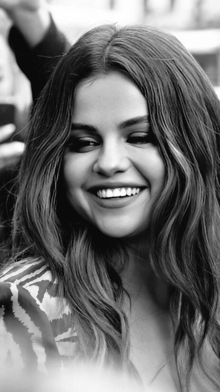 736x1308 Selena Gomez Wallpaper