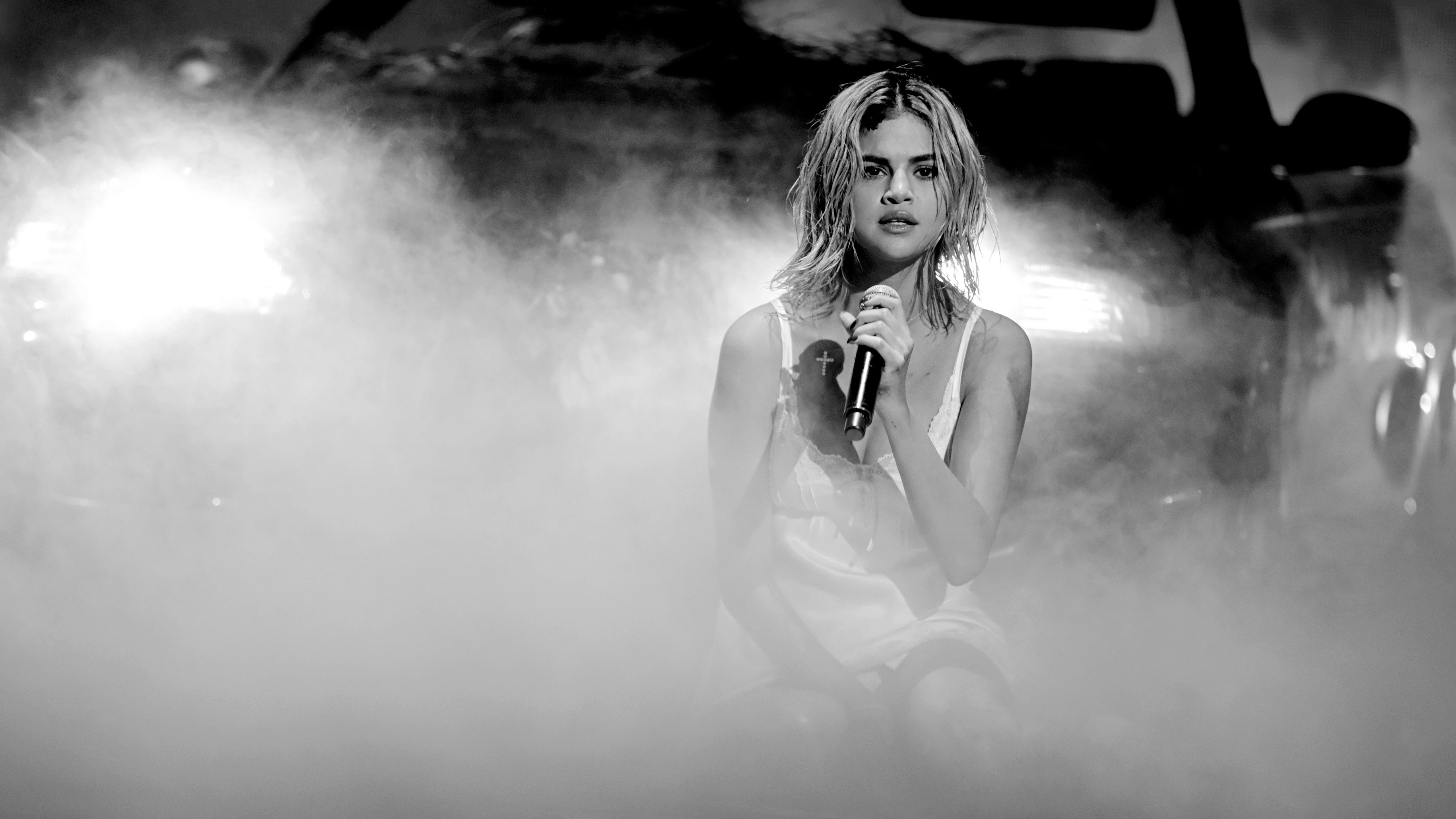 5120x2880 Selena Gomez Live Concert 5K Wallpaper