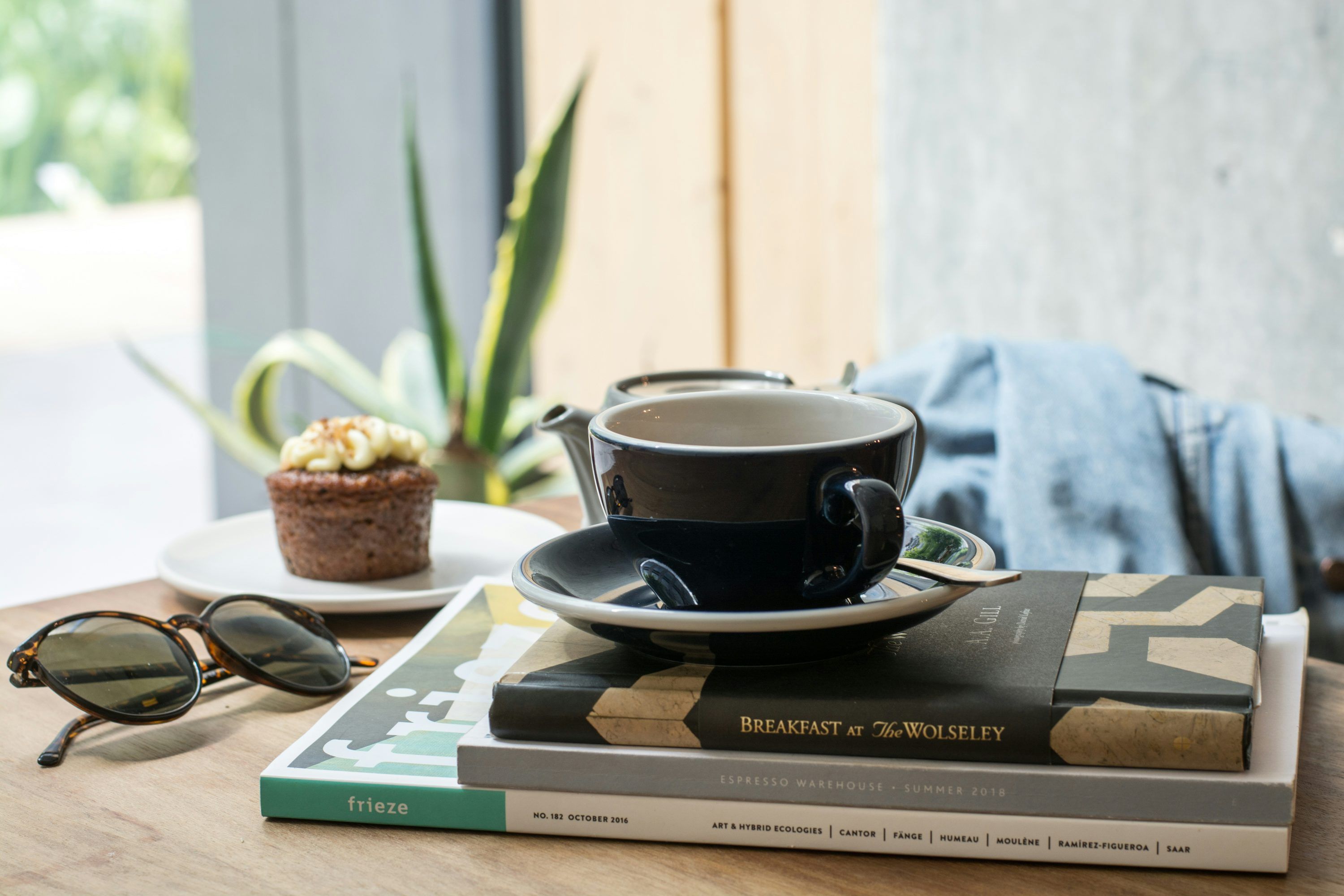 3000x2000 Black ceramic teacup photo