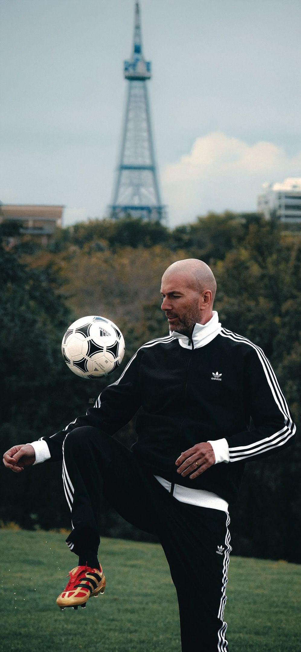 997x2160 Zinedine Zidane juggling in Adidas tracksuit Football Wallpaper