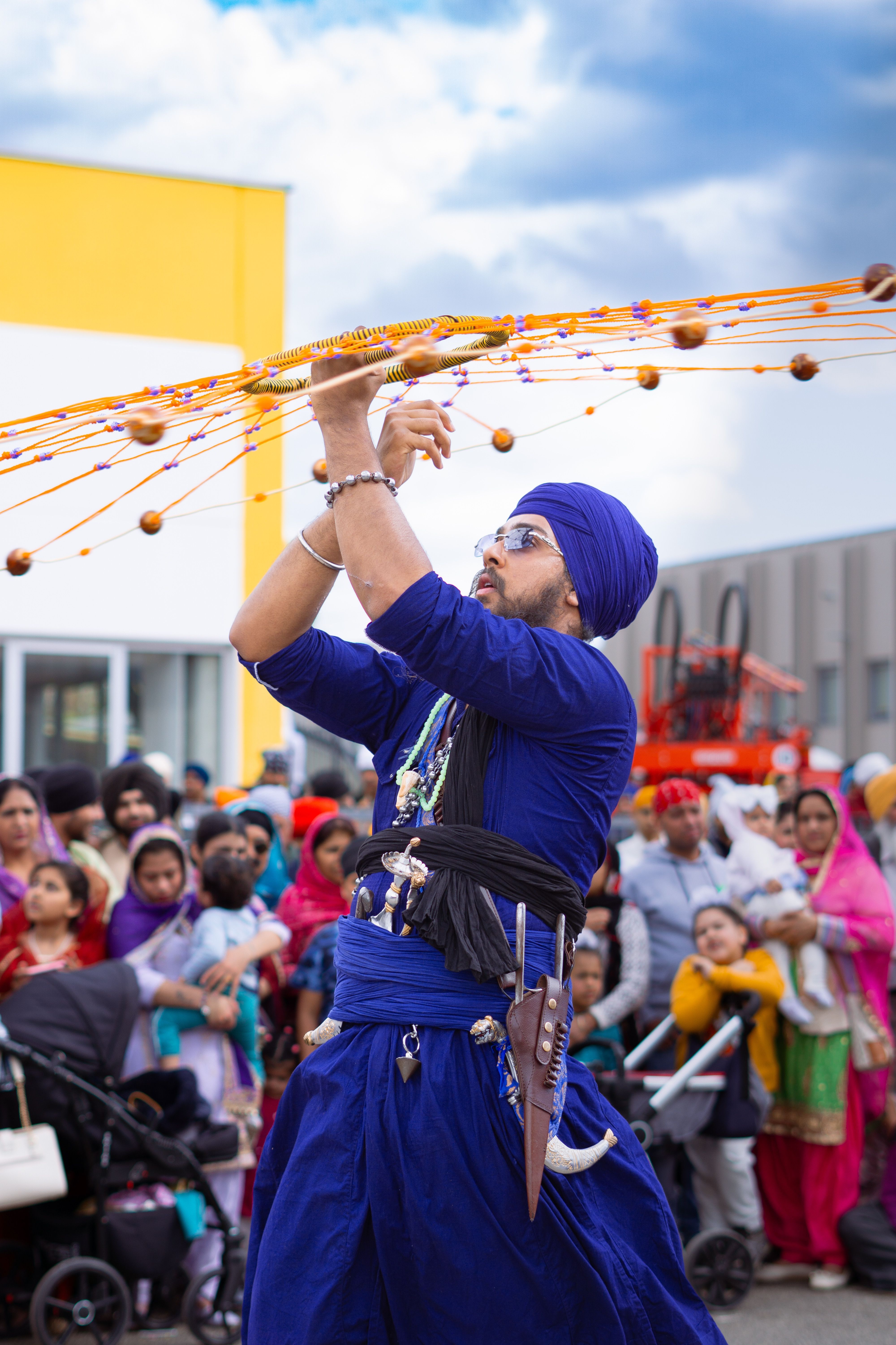 4000x6000 Performer Juggling by Crowd · Free