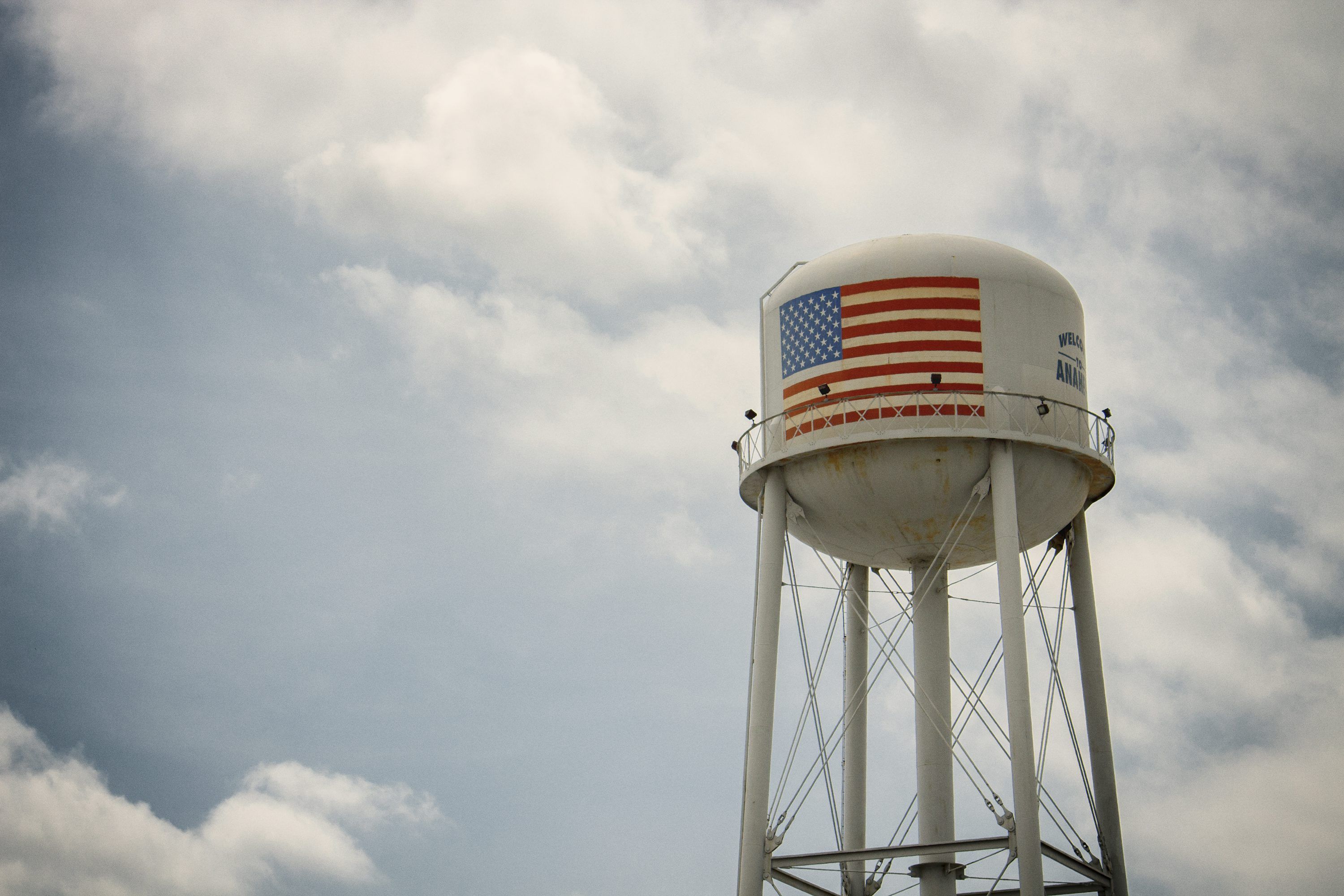 3000x2000 Paramount water tower against a clear blue sky photo