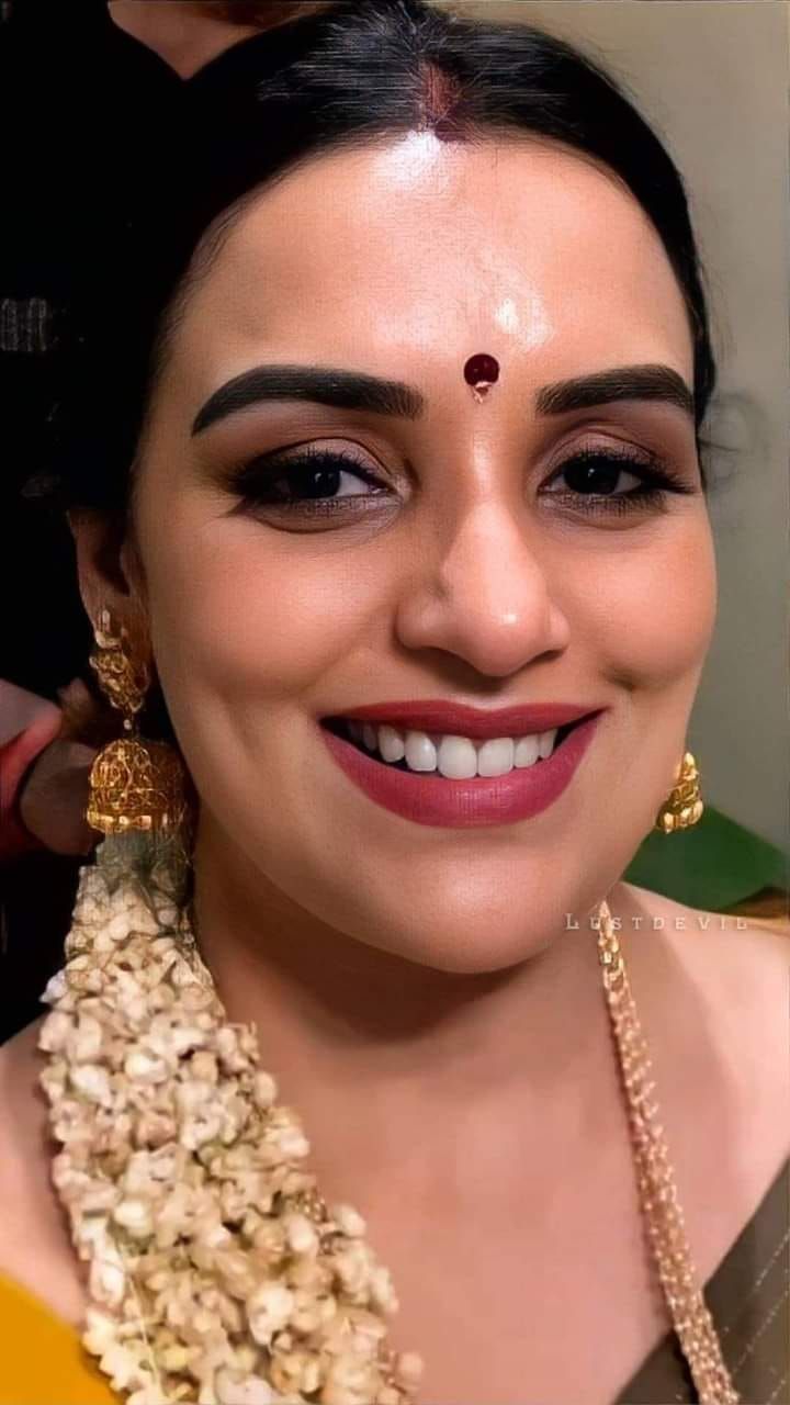 720x1280 Shweta Menon