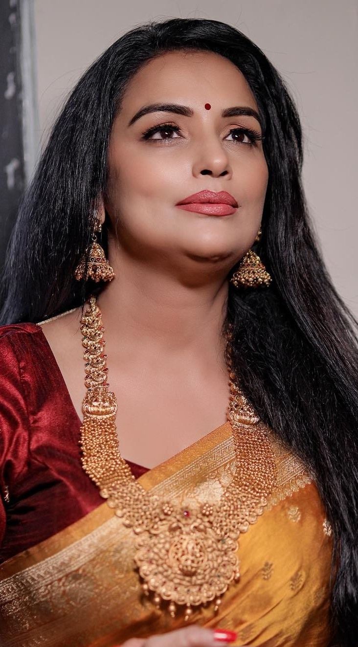 732x1323 Shweta Menon