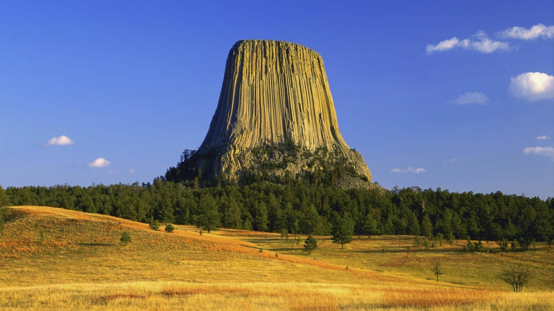 1920x1080 Majestic Devils Tower: A Stunning HD Wallpaper of Nature's Beautyx1080