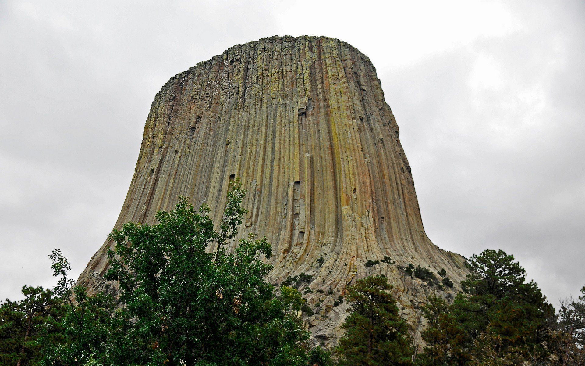 1920x1200 Devils Tower Majesty: Stunning HD Mountain Nature Wallpaperx1200