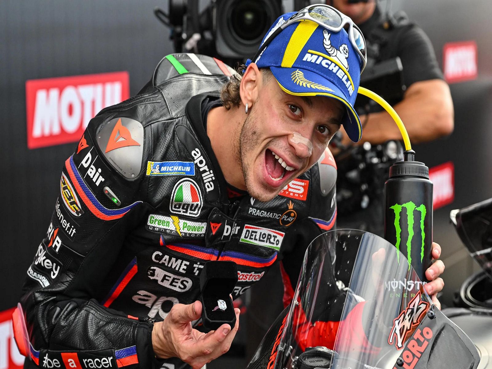 1600x1200 Brilliant Bezzecchi holds off Fernandez for Valencia victory