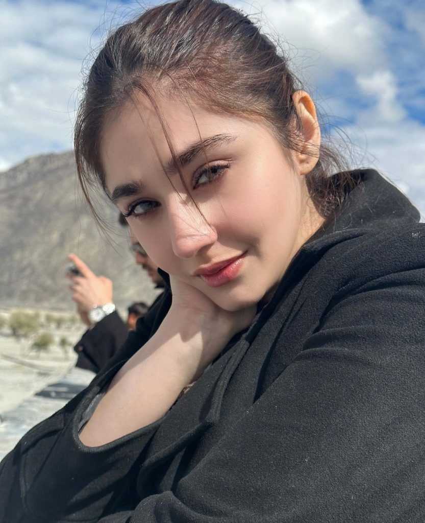 833x1024 Gorgeous Durefishan Saleem Shares Cute Picture