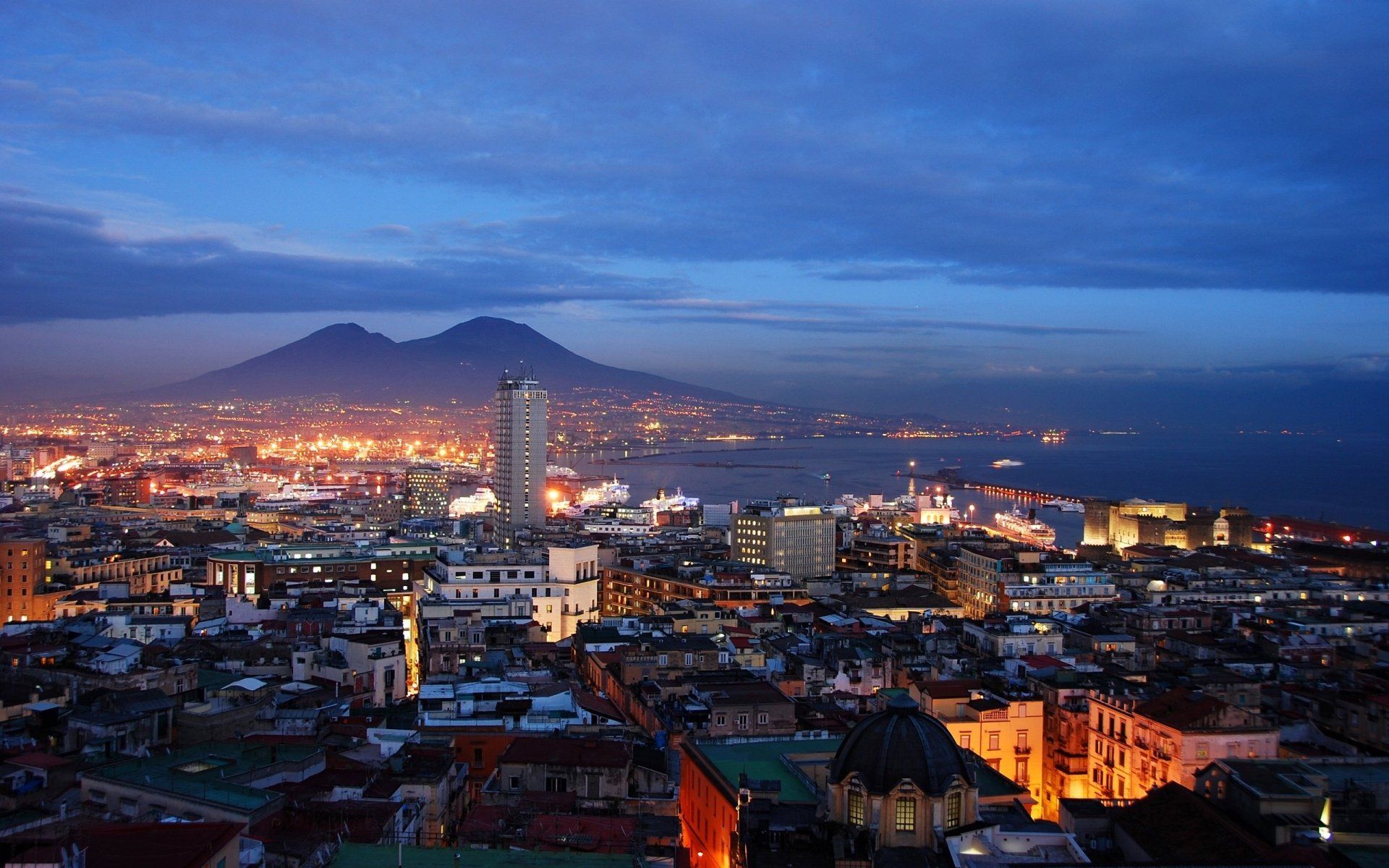 1920x1200 Naples Nightscape: Vesuvius Overlooking Italy's Vibrant City Lights in HDx1200