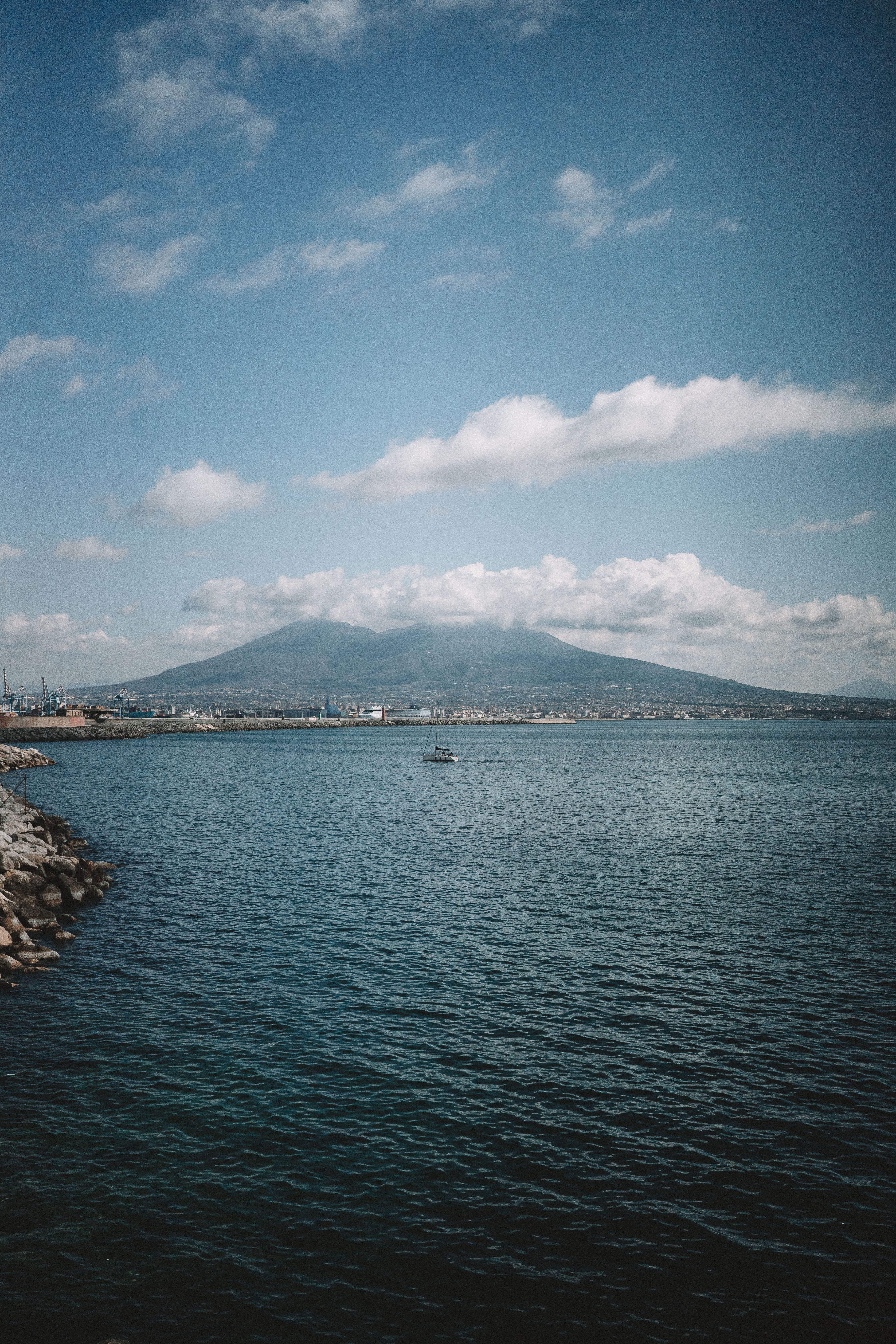 3813x5719 View of the Mount Vesuvius, Naples, Italy · Free