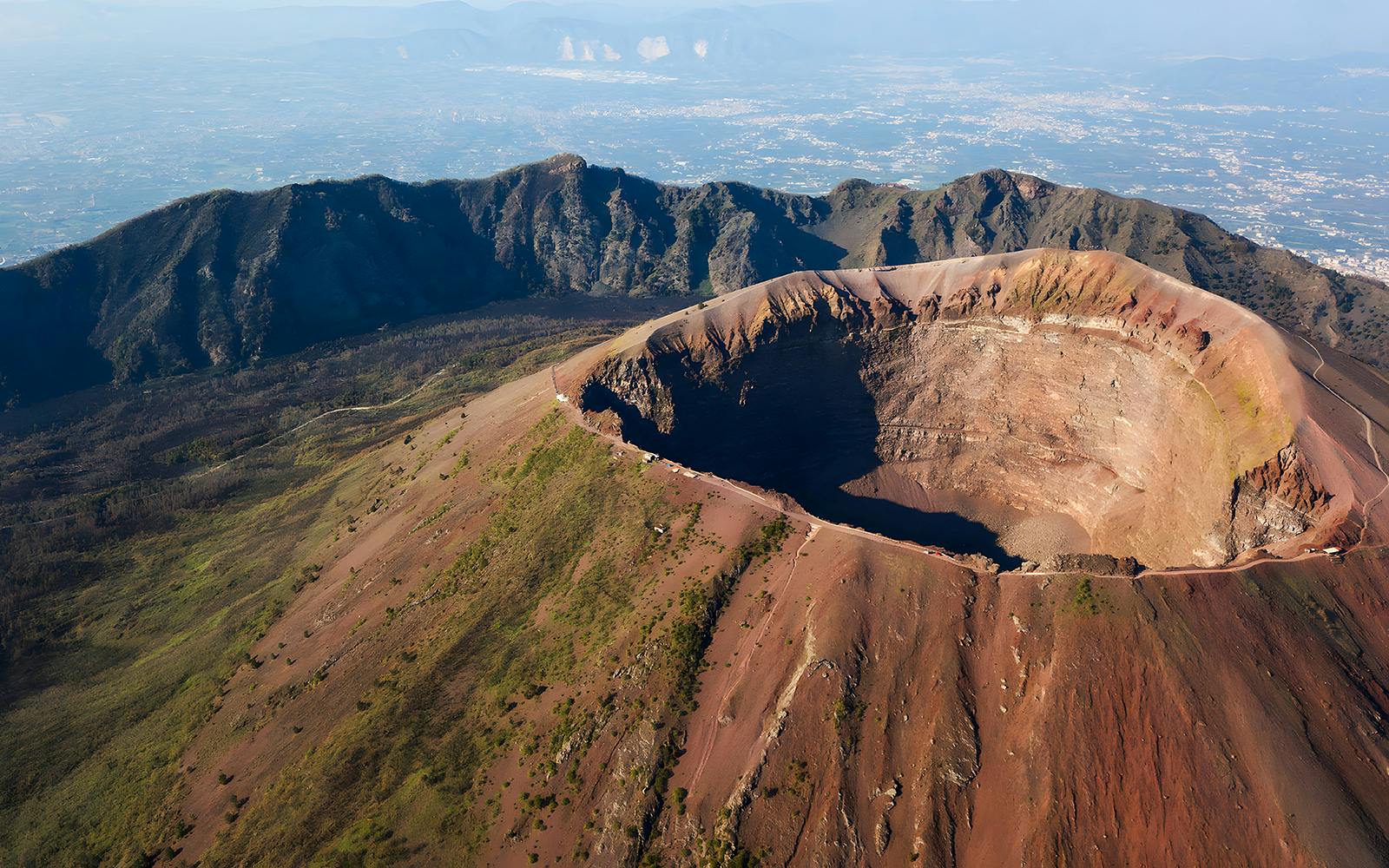 1600x1000 Vesuvius vs Etna. Italy's Volcanoes Compared Side