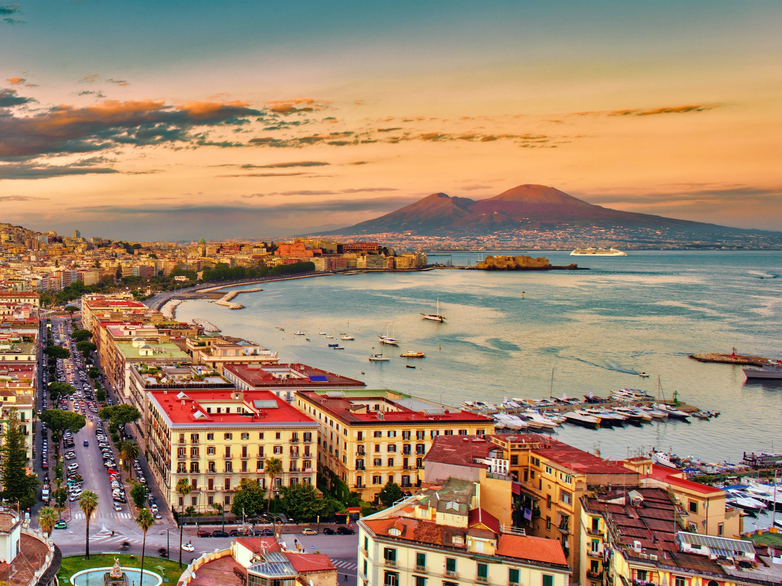 2560x1920 Coast Gulf of Naples towards Mount Vesuvius Italy Bing 4K