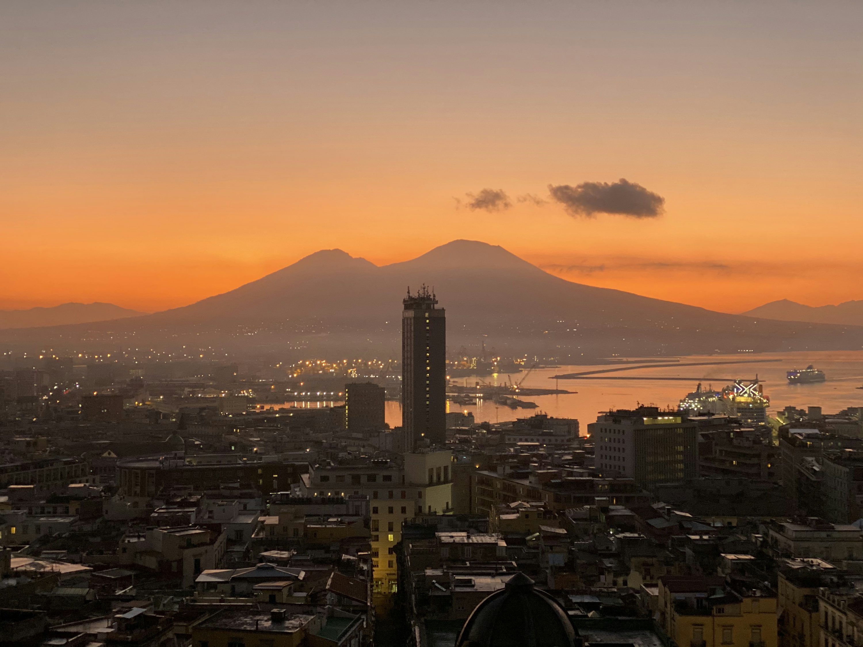 3000x2250 City skyline during golden hour photo