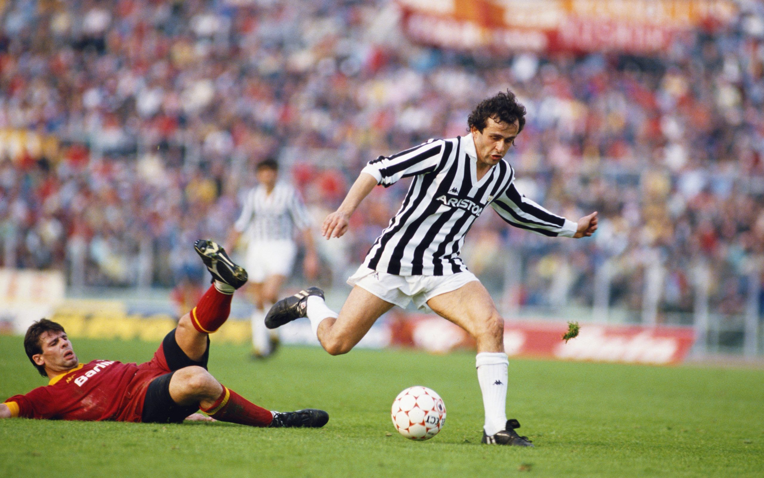 2560x1602 Juventus fans dream of Michel Platini's return