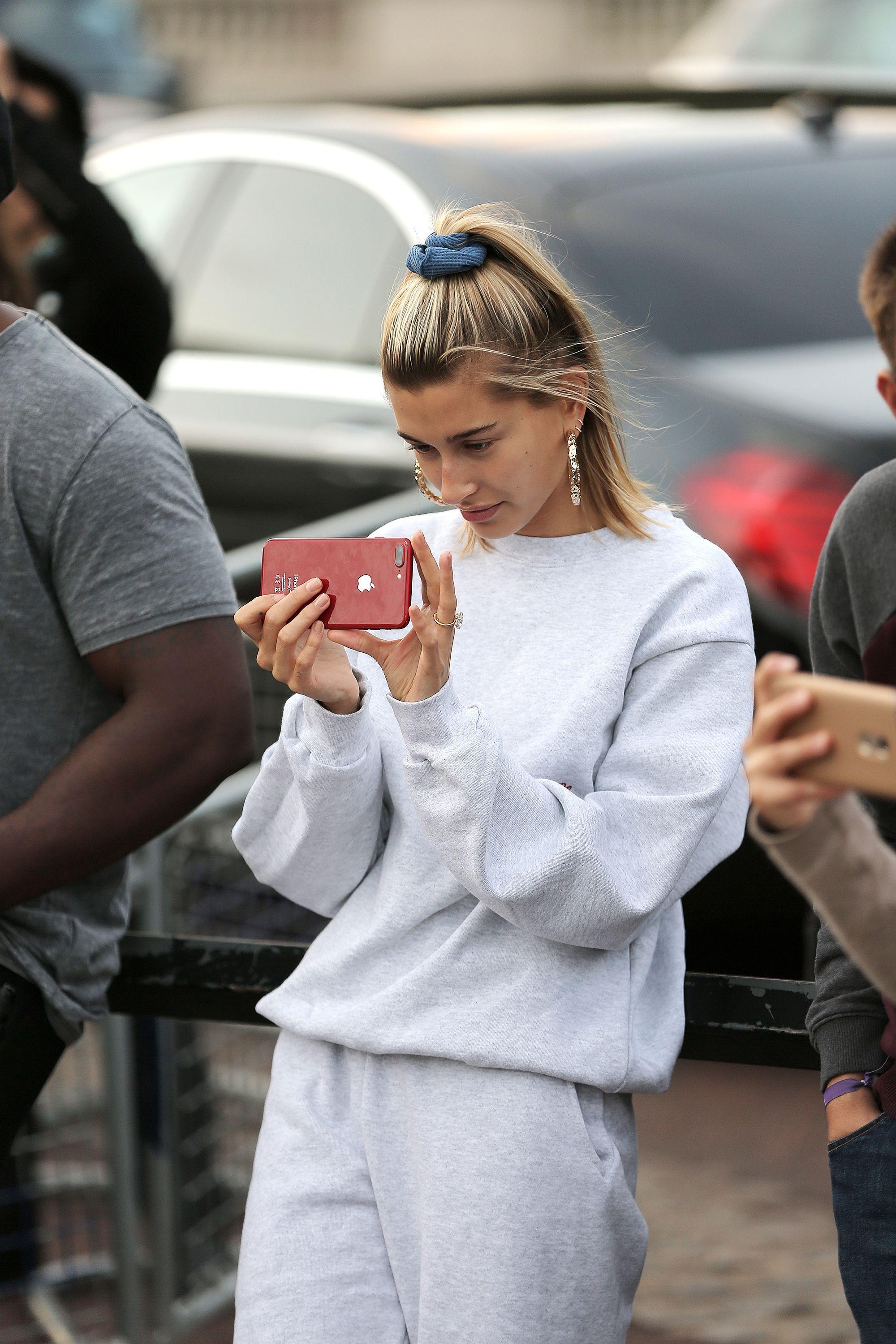 2000x3000 Hailey Baldwin and Justin Bieber's Relationship in Photo