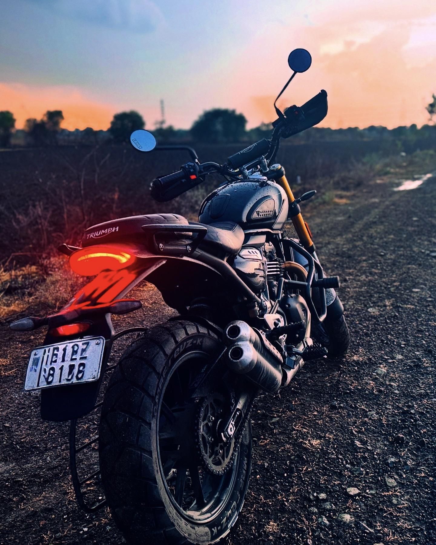 1440x1798 Triumph scrambler 400x in rain