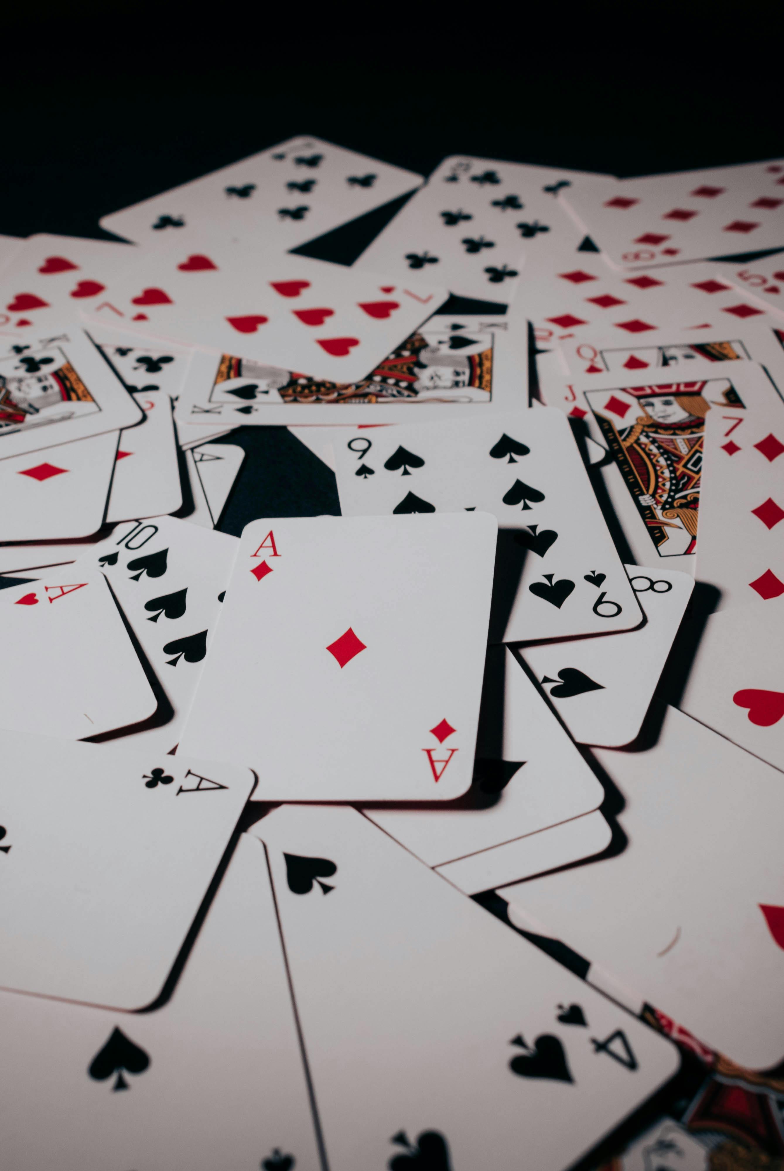 2677x4000 Foto stok gratis tentang ace, background hitam, berjudi, berlian, bermain dek, bermain game, bermain kartu, beruntung, cardistry, chip kasino, dek, dek kartu, desain kartu remi, fokus close up, fokus dangkal, game strategi