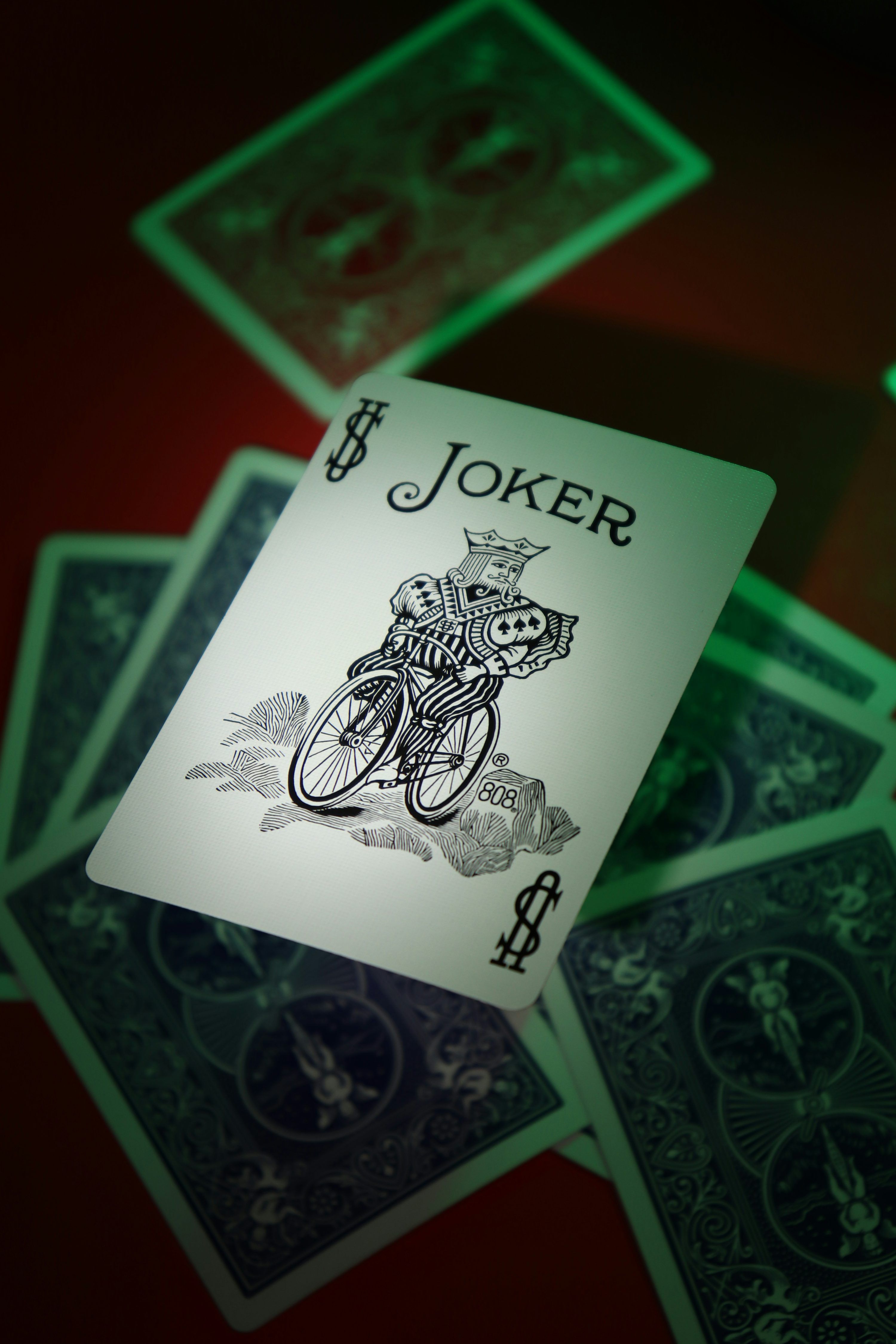 3000x4500 Foto Joker Bermain Kartu di Kartu Remi