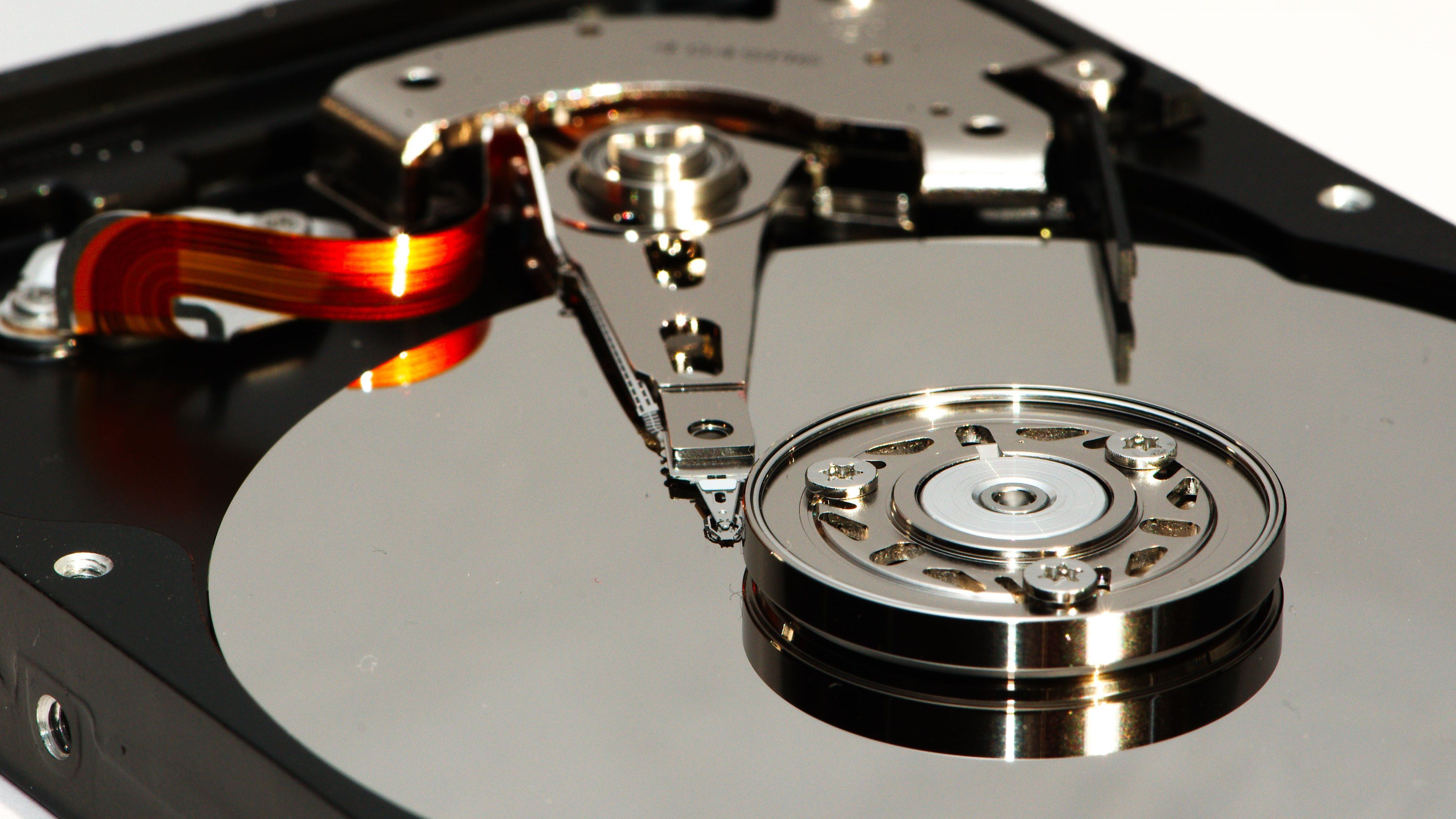 3840x2160 4K Ultra HD Wallpaper of a Hard Disk Drive's Intricate Technology