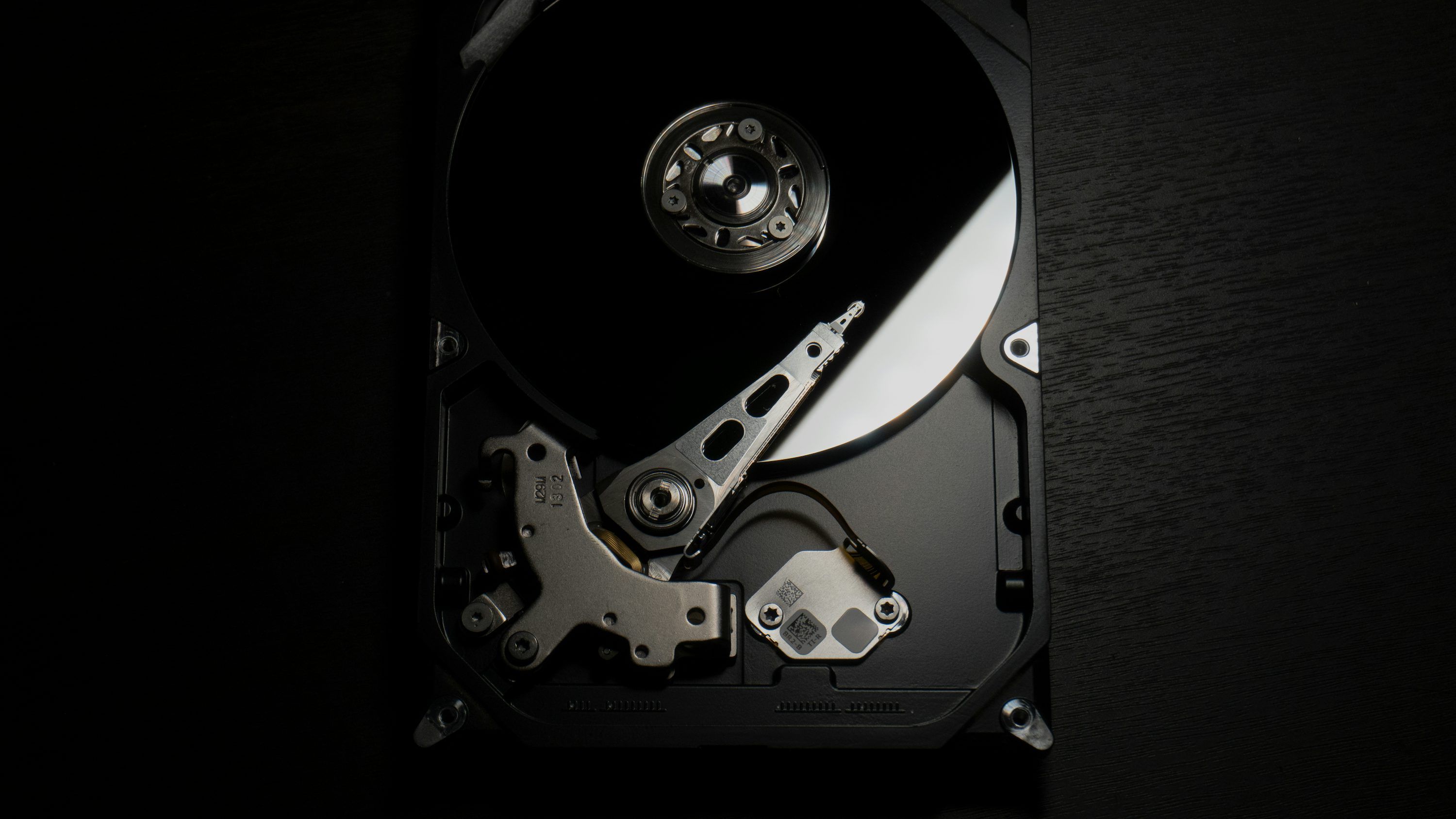 3000x1687 Black and silver hard disk drive photo