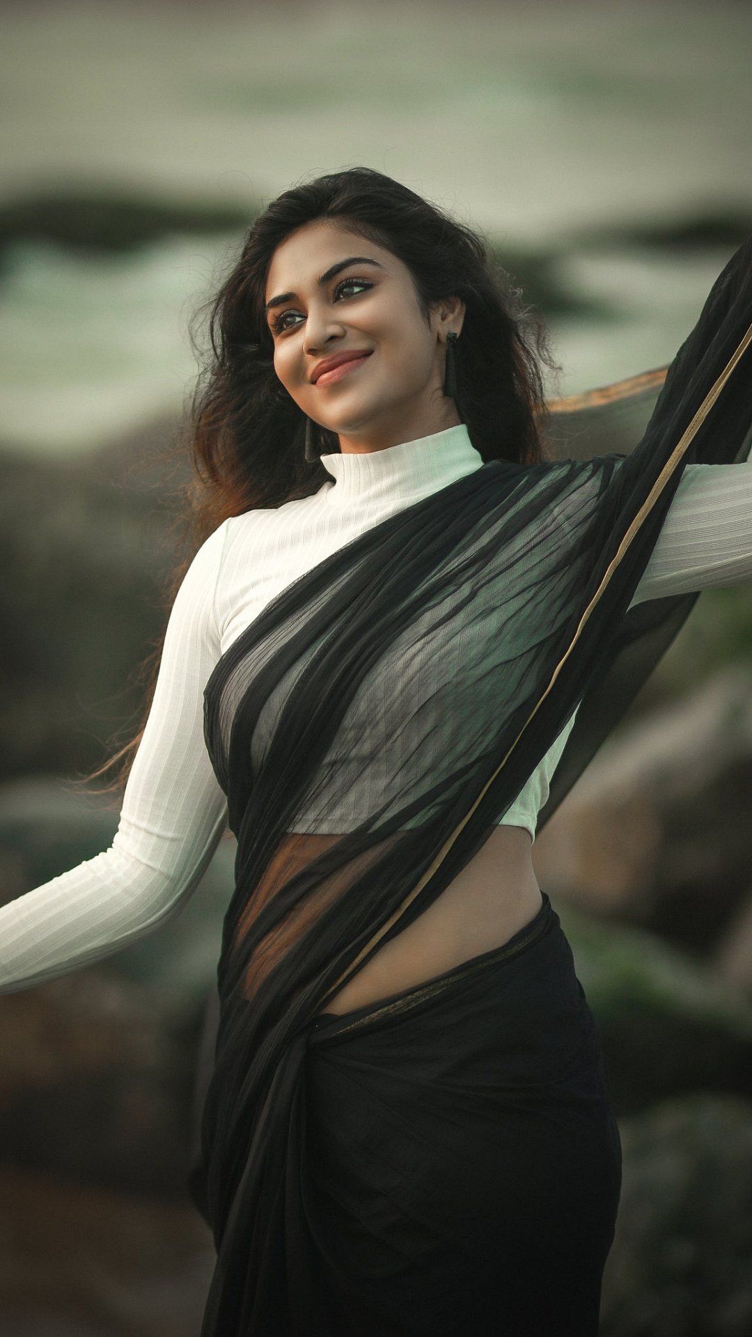 1080x1920 Indhuja Ravichandran Dazzling Picture in Black Saree