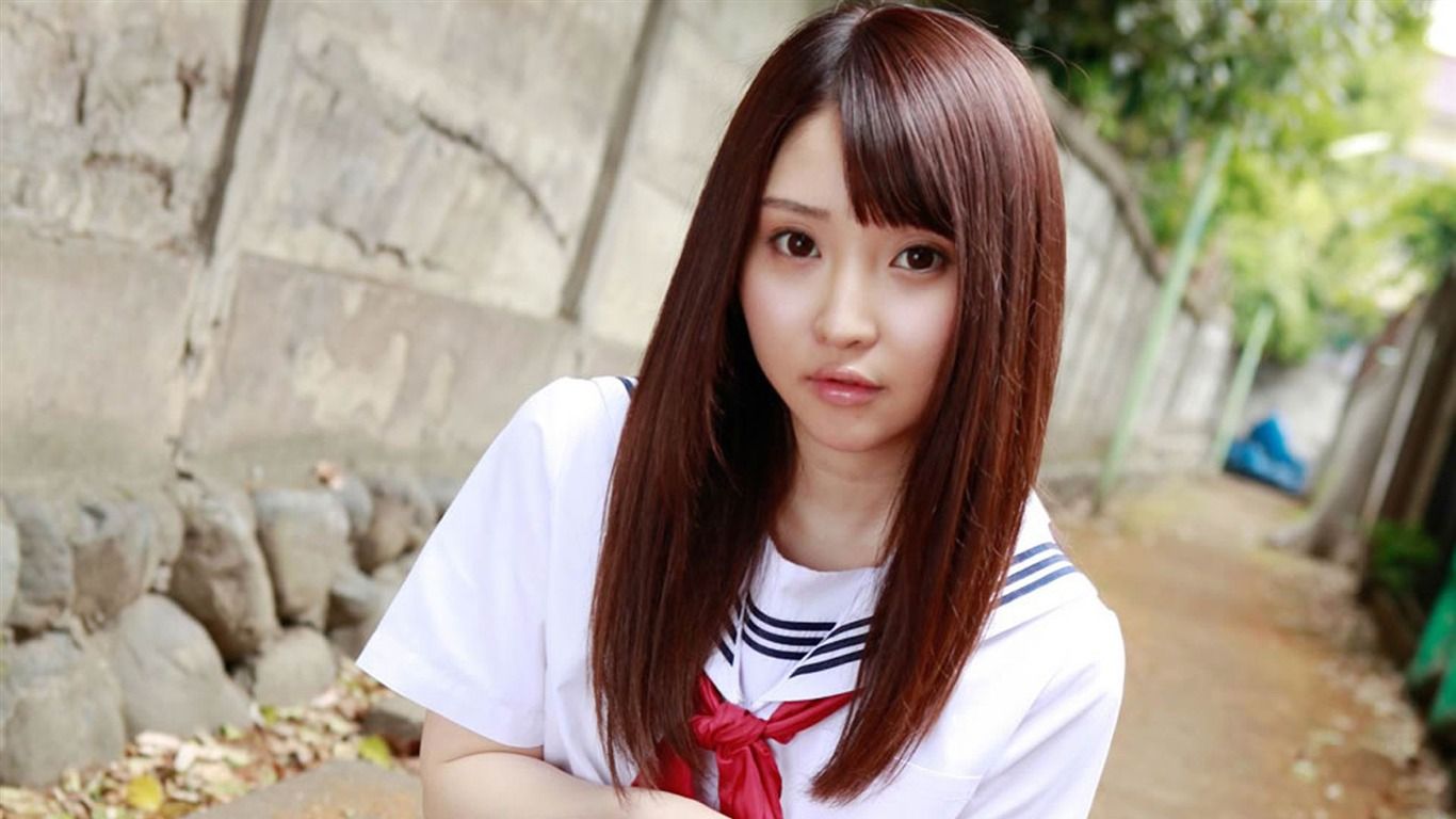 1366x768 Pure Japanese school girl with the beat on the streets Wallpaper 13