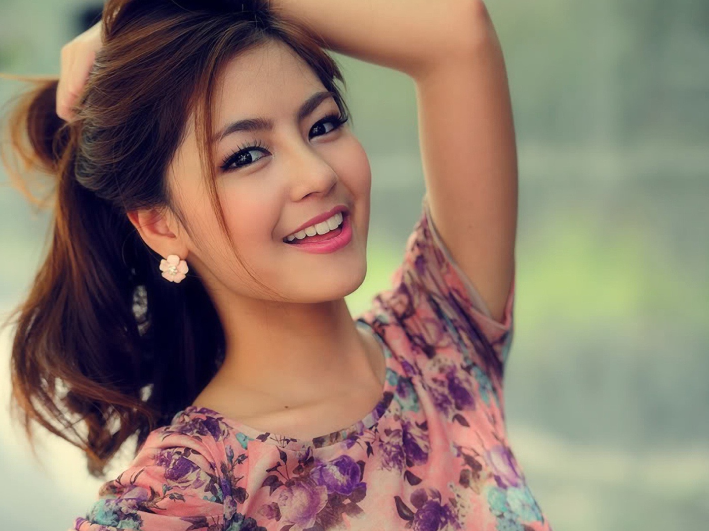 1400x1050 Cute Japanese girl tilted her head Desktop wallpaper 1400x1050