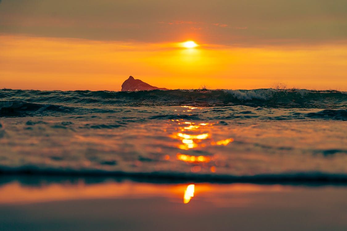 1125x750 Wave on Sea Shore at Sunset · Free