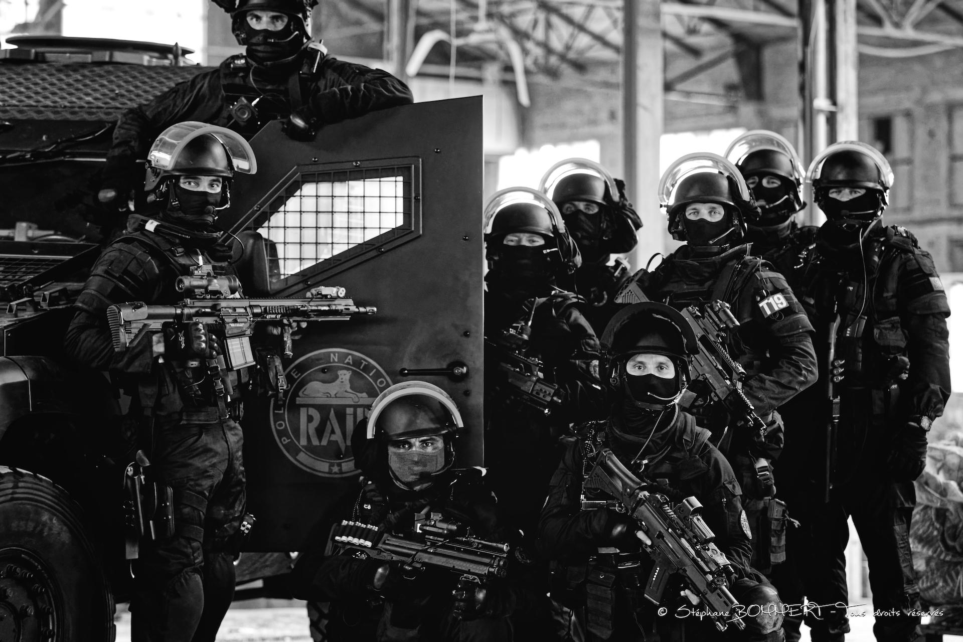 1920x1280 French R.A.I.D. police operators from Toulouse [1920x1080]