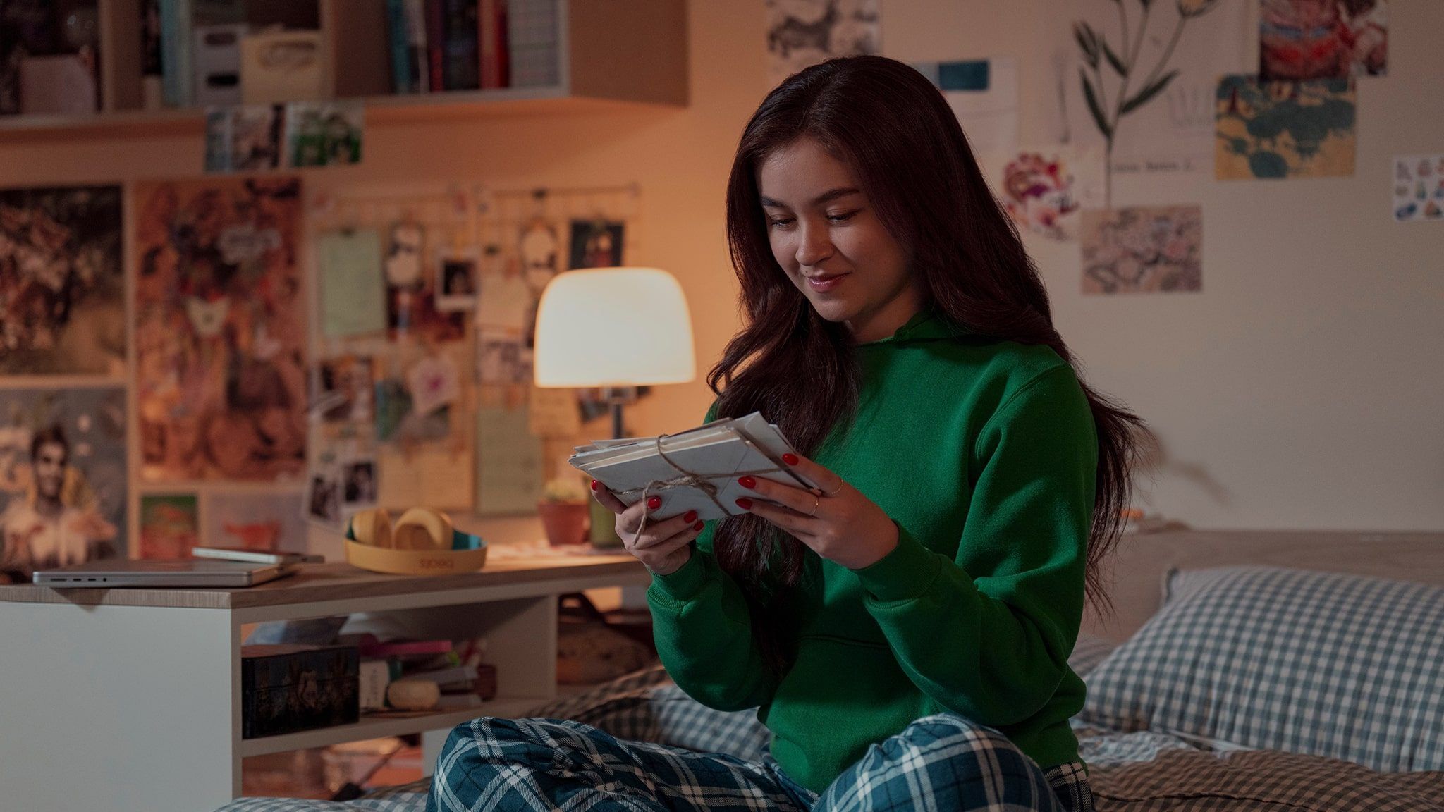 2048x1152 XO, Kitty' returns with an even messier, and fun second season