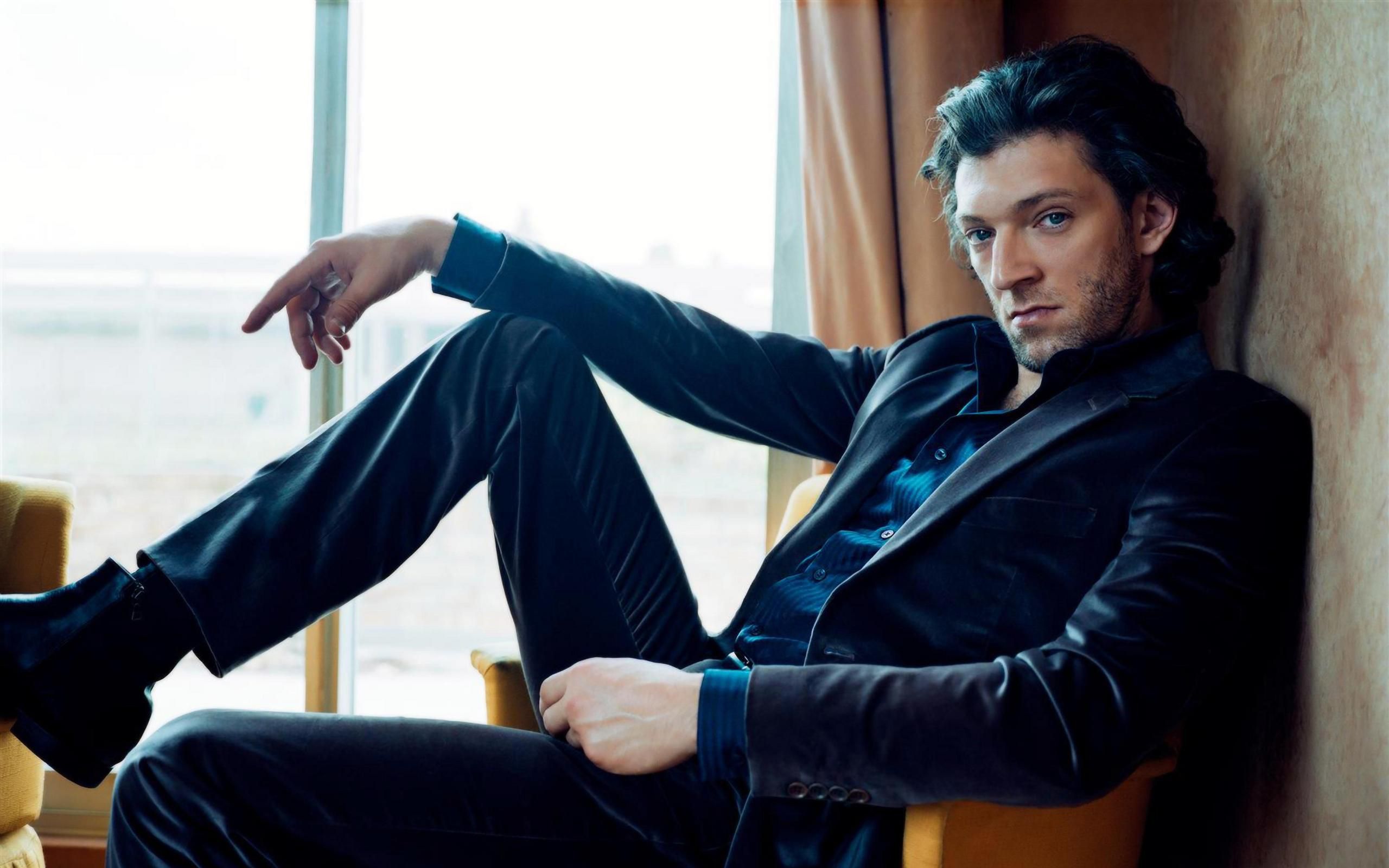 2560x1600 Download French Actor Celebrity Vincent Cassel HD Wallpaperx1600