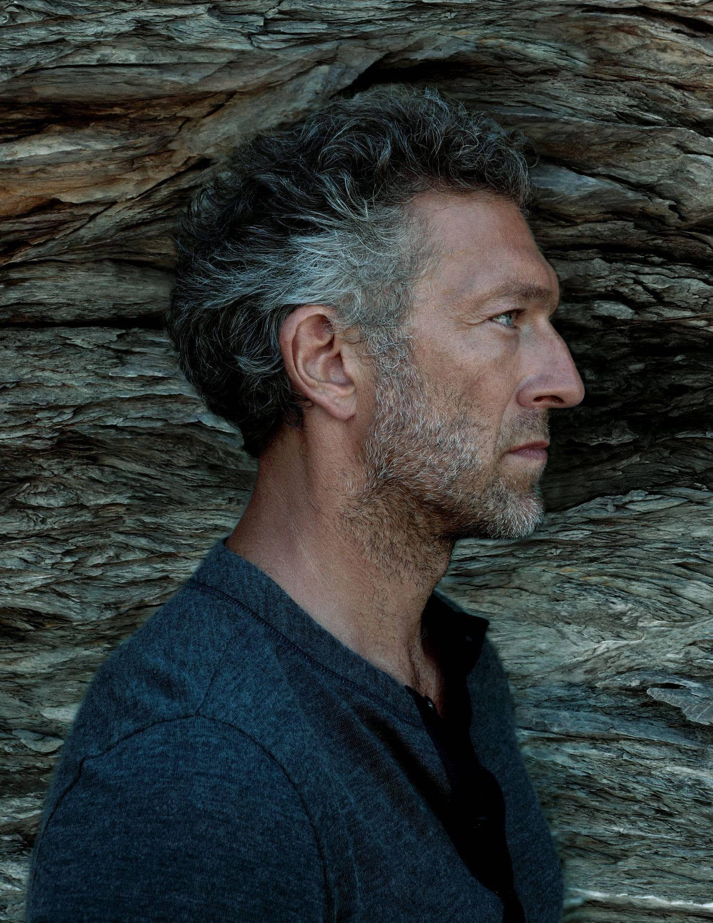 1467x1900 Download Pensive Vincent Cassel In Side View Portrait Wallpaper
