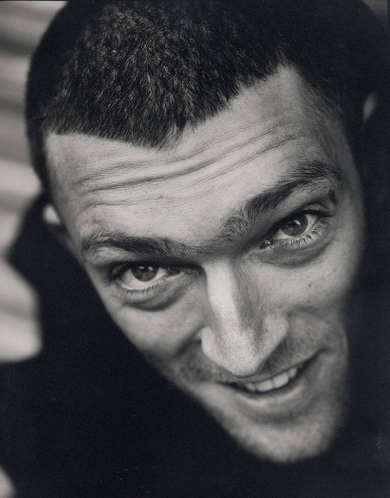 800x1021 Download Greyscale Bald Vincent Cassel Close Up Wallpaper